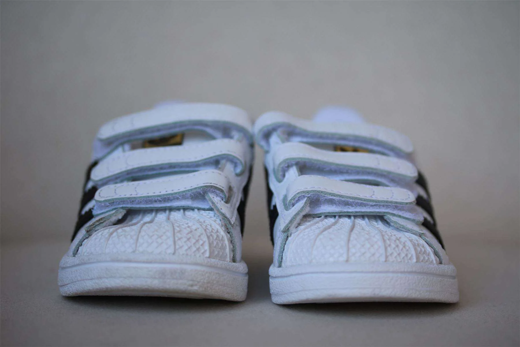 ADIDAS ORIGINALS SUPERSTAR KIDS WHITE BLACK STRIPE TRAINERS EU 21 UK 5 - Image 2