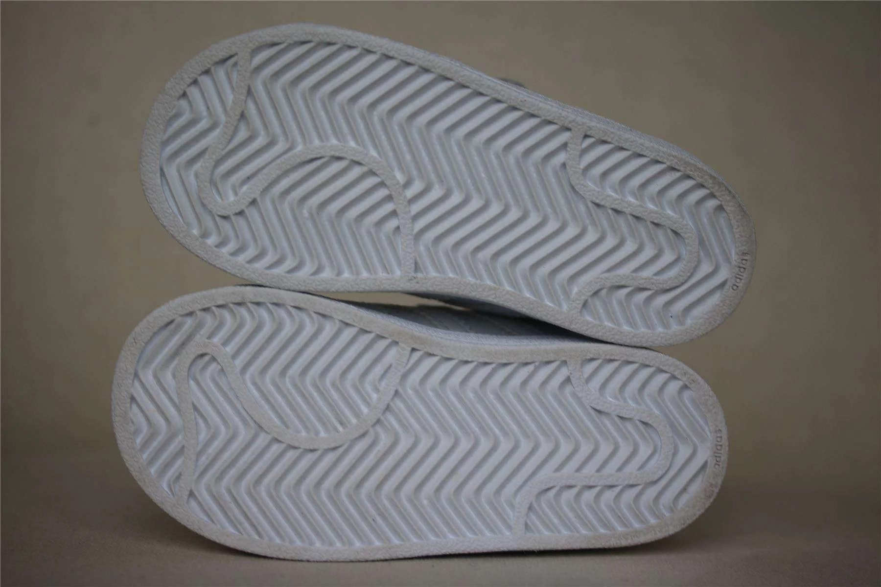 ADIDAS ORIGINALS SUPERSTAR KIDS WHITE VELCRO TRAINERS EU 21 UK 5 - Image 4