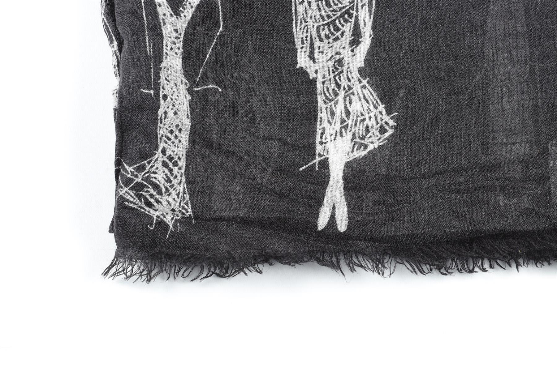 AKRIS BLACK CASHMERE SCARF - Image 4