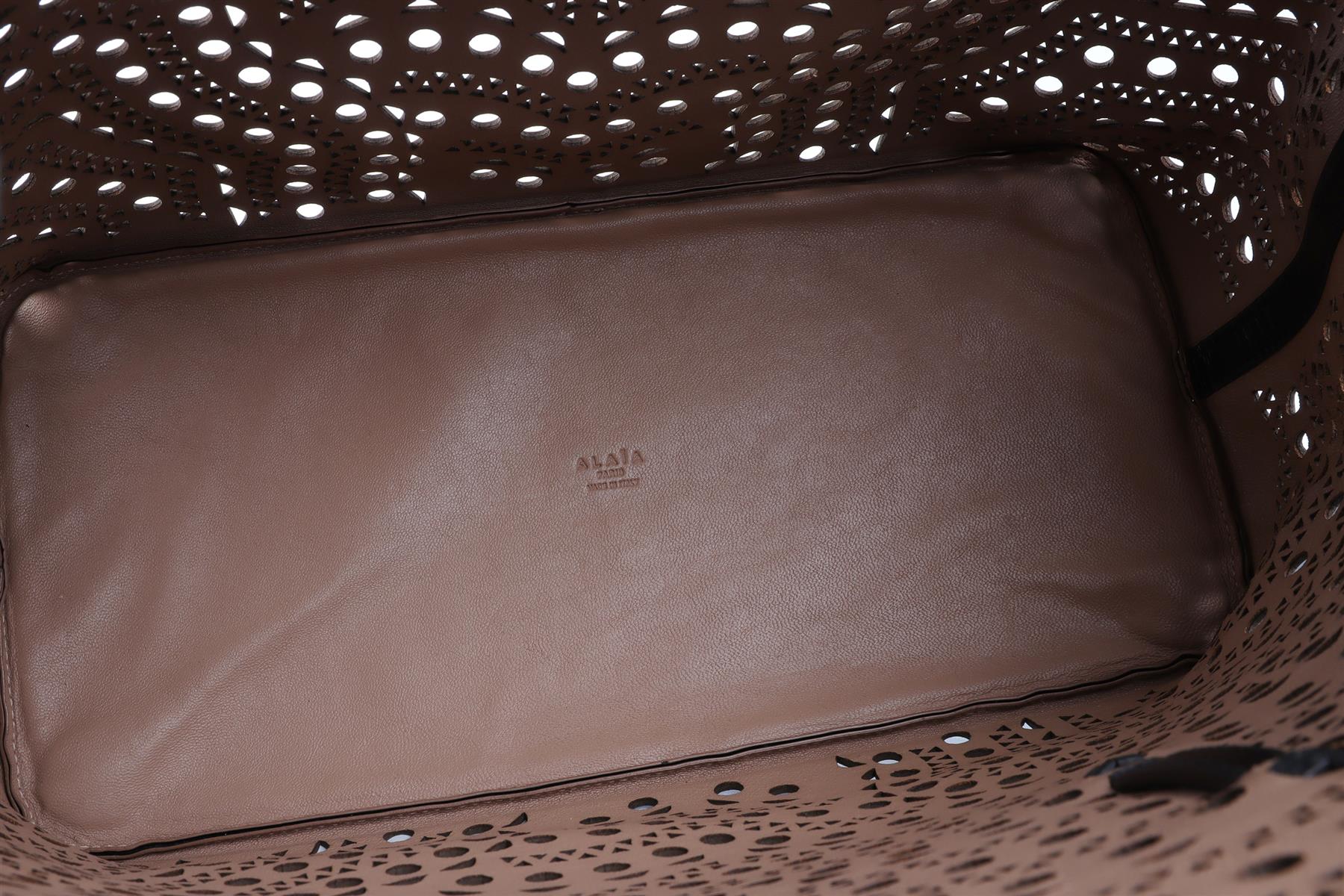 ALAÏA BLACK LE MINA 32 LEATHER TOTE BAG - Image 9