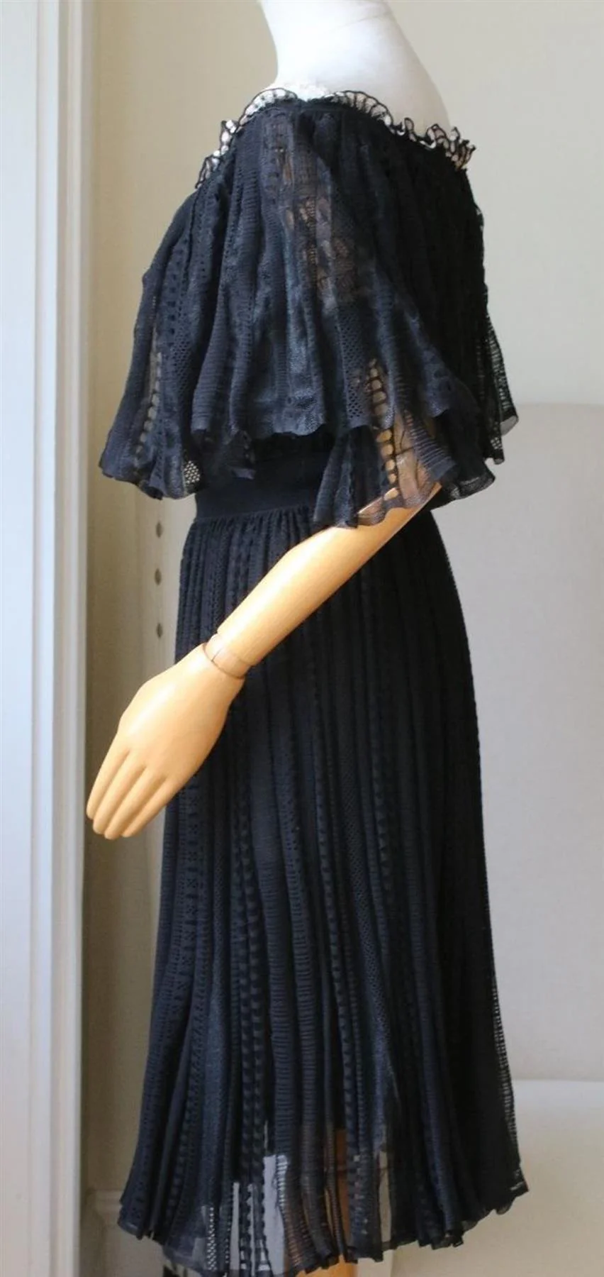 ALEXANDER MCQUEEN OFF THE SHOULDER RUFFLED KNITTED DRESS MEDIUM - Image 3