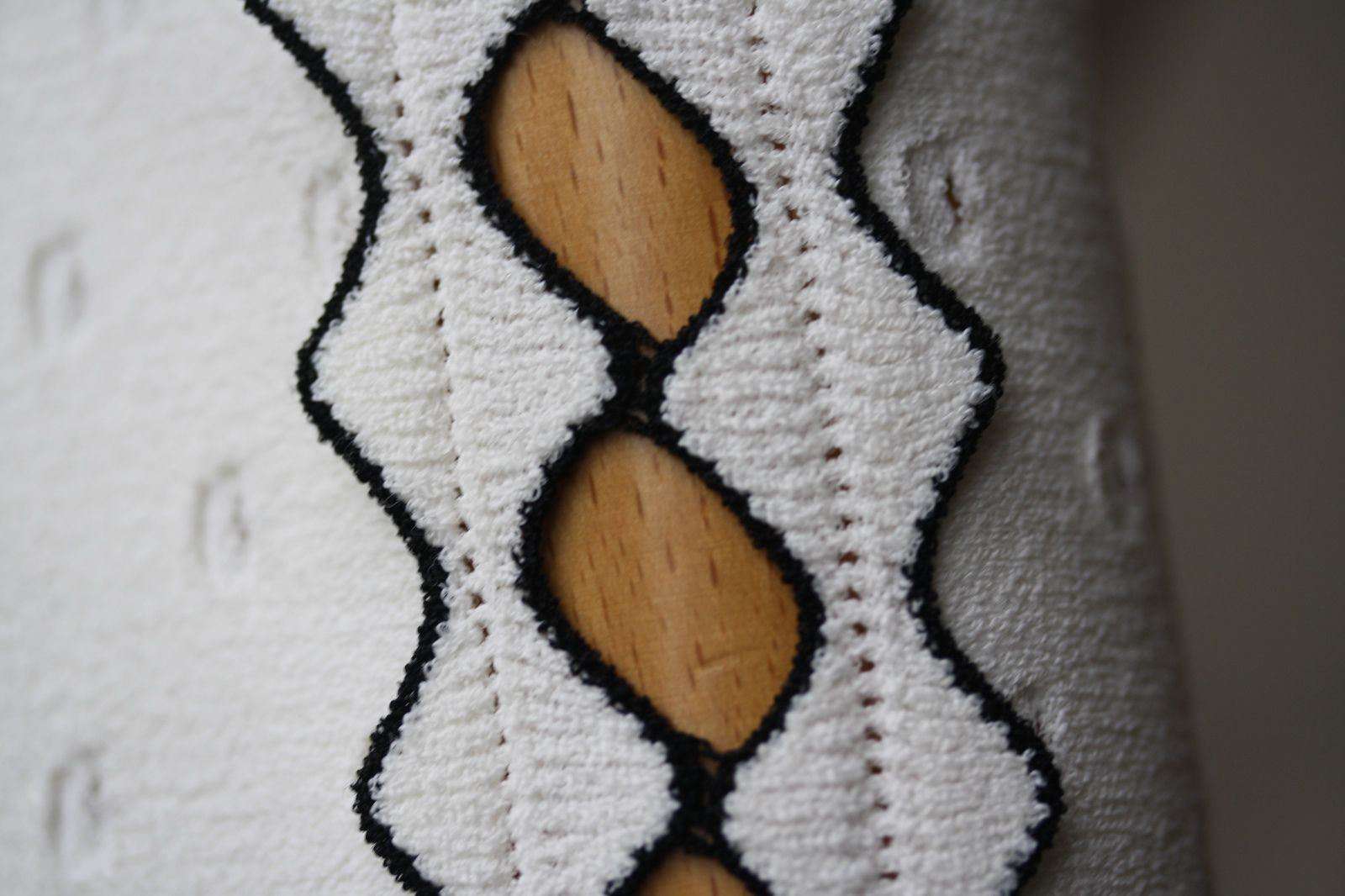 ALEXANDER MCQUEEN PERFORATED IVORY SWEATER MEDIUM - Image 4