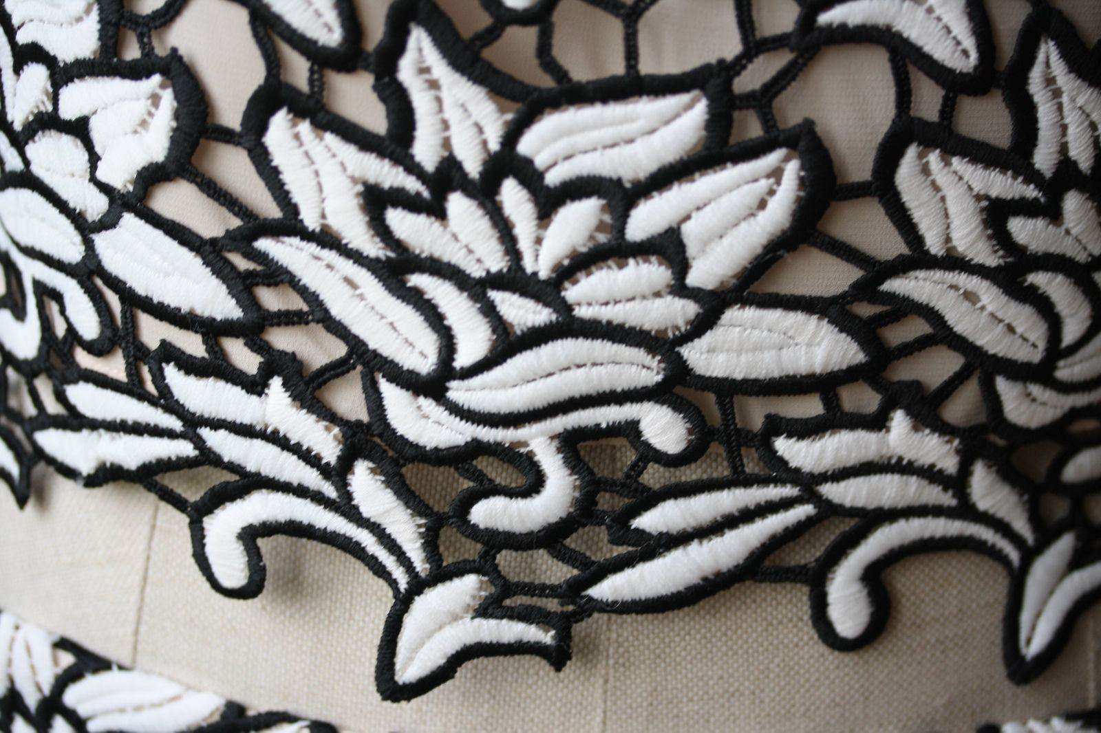 ALICE AND OLIVIA EVE EMBROIDERY LACE TOP SMALL/P - Image 5