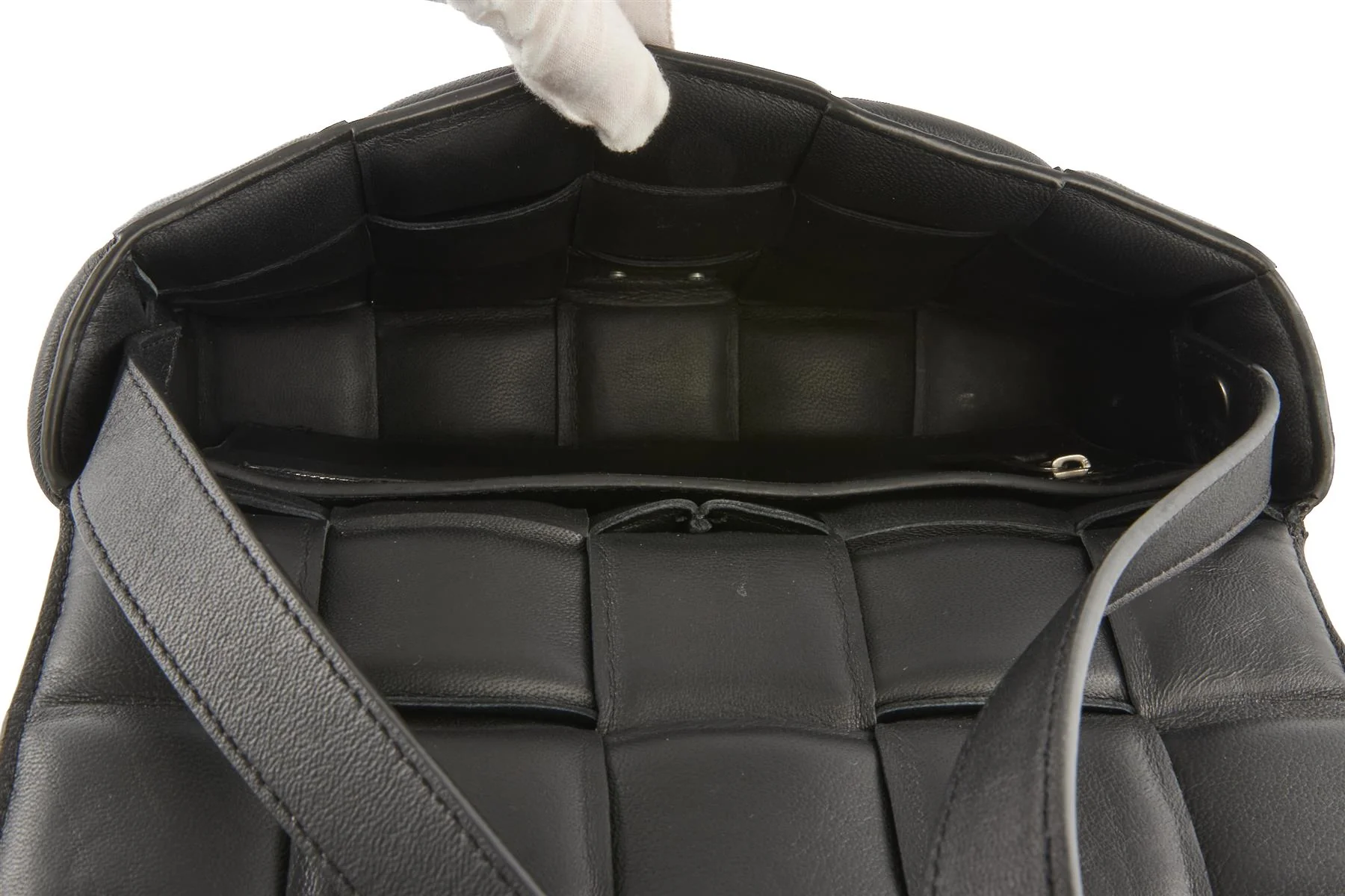 BOTTEGA VENETA BLACK CASSETTE MEDIUM PADDED INTRECCIATO LEATHER SHOULDER BAG - Image 11