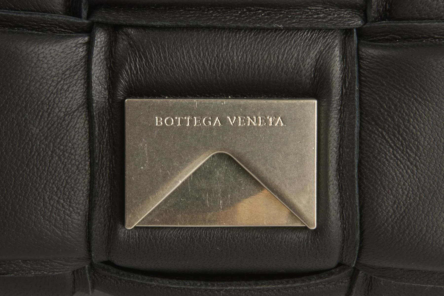 BOTTEGA VENETA BLACK CASSETTE MEDIUM PADDED INTRECCIATO LEATHER SHOULDER BAG - Image 9
