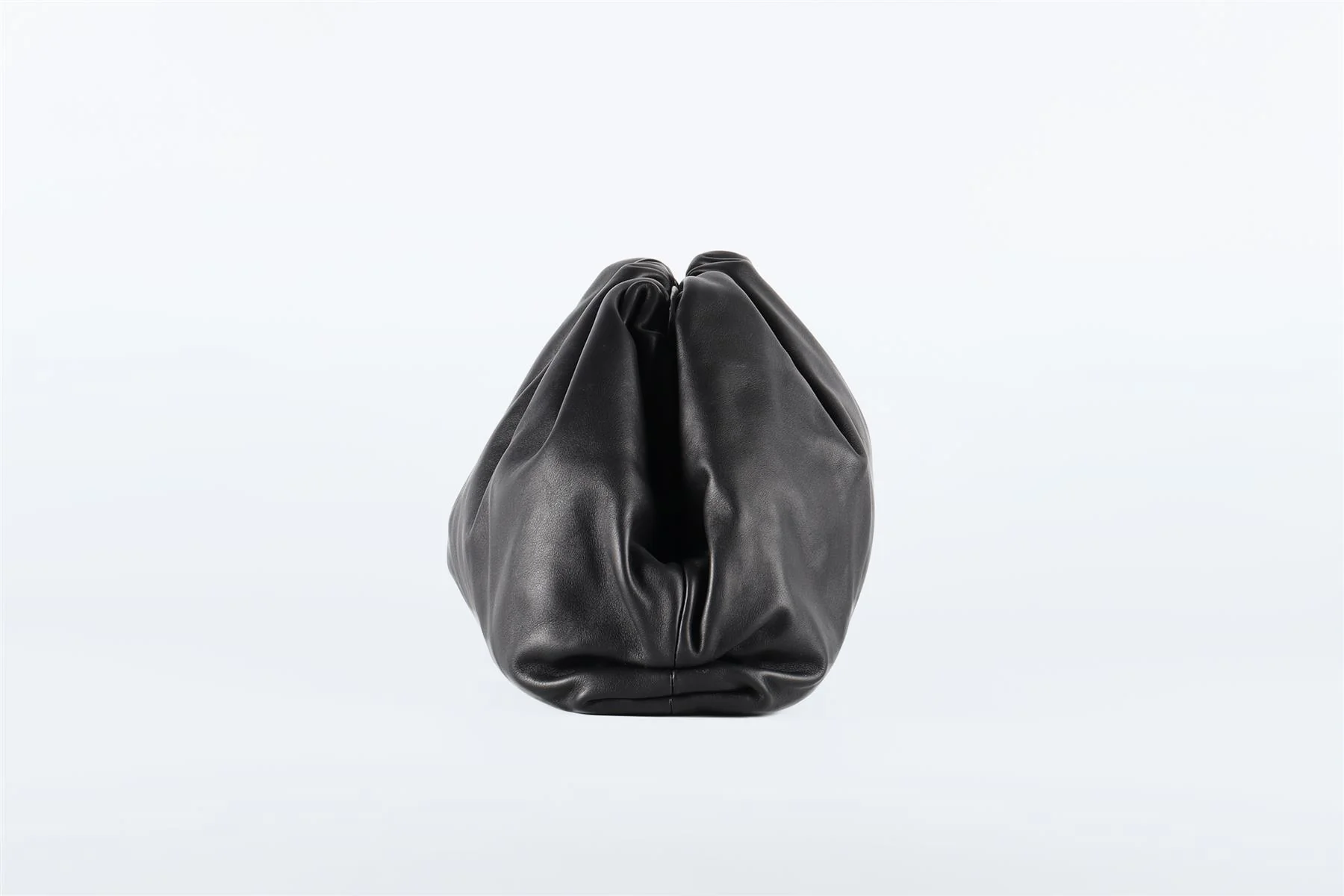 BOTTEGA VENETA BLACK THE POUCH LARGE LEATHER CLUTCH - Image 4