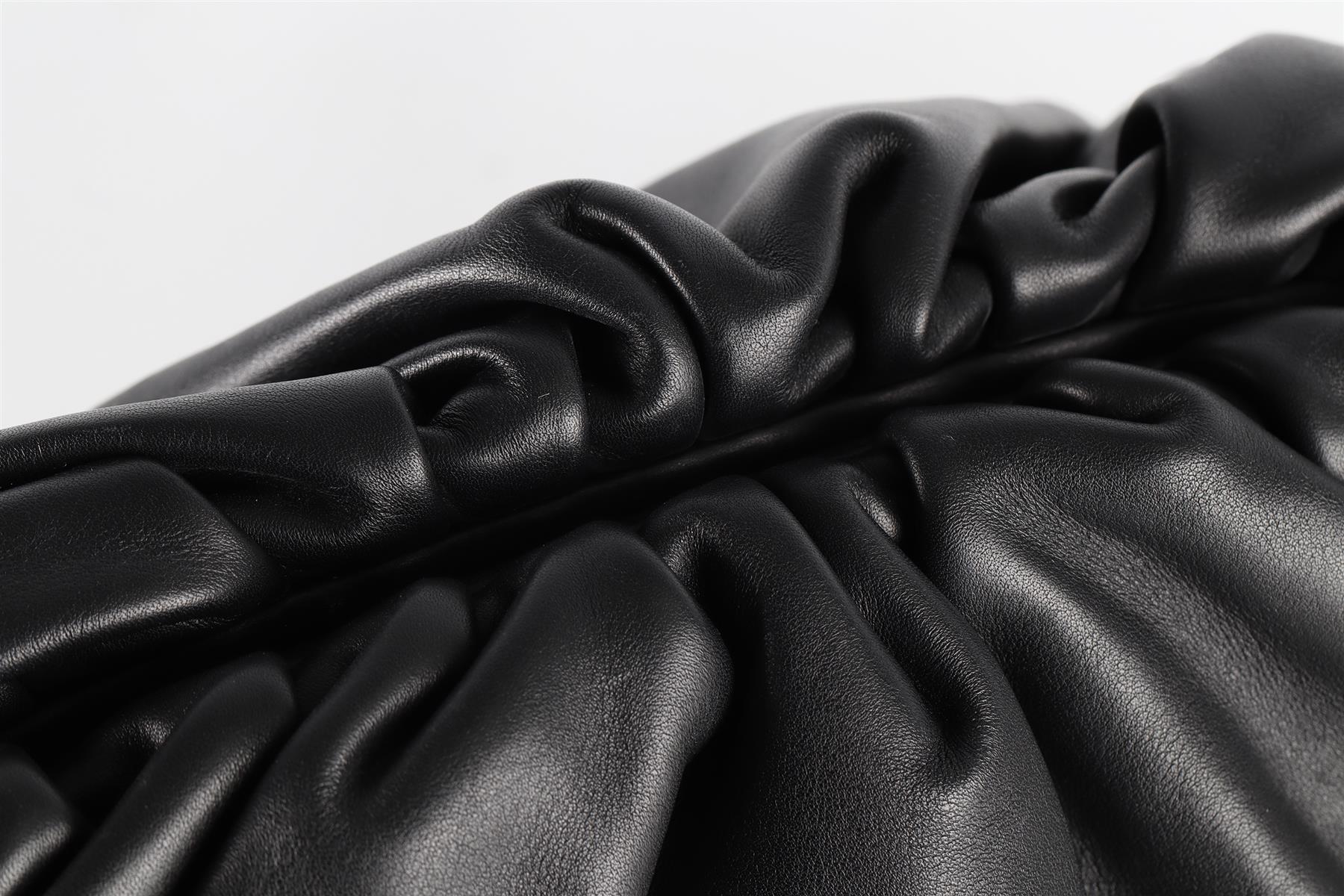 BOTTEGA VENETA BLACK THE POUCH LARGE LEATHER CLUTCH - Image 7