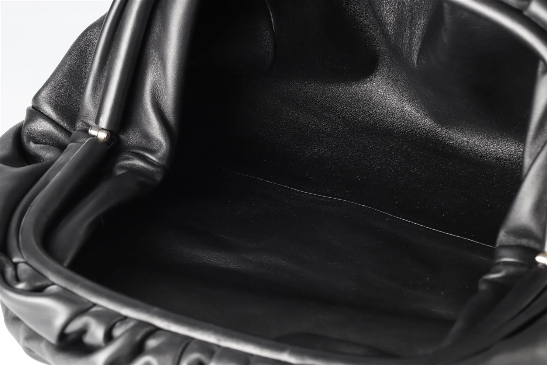 BOTTEGA VENETA BLACK THE POUCH LARGE LEATHER CLUTCH - Image 9