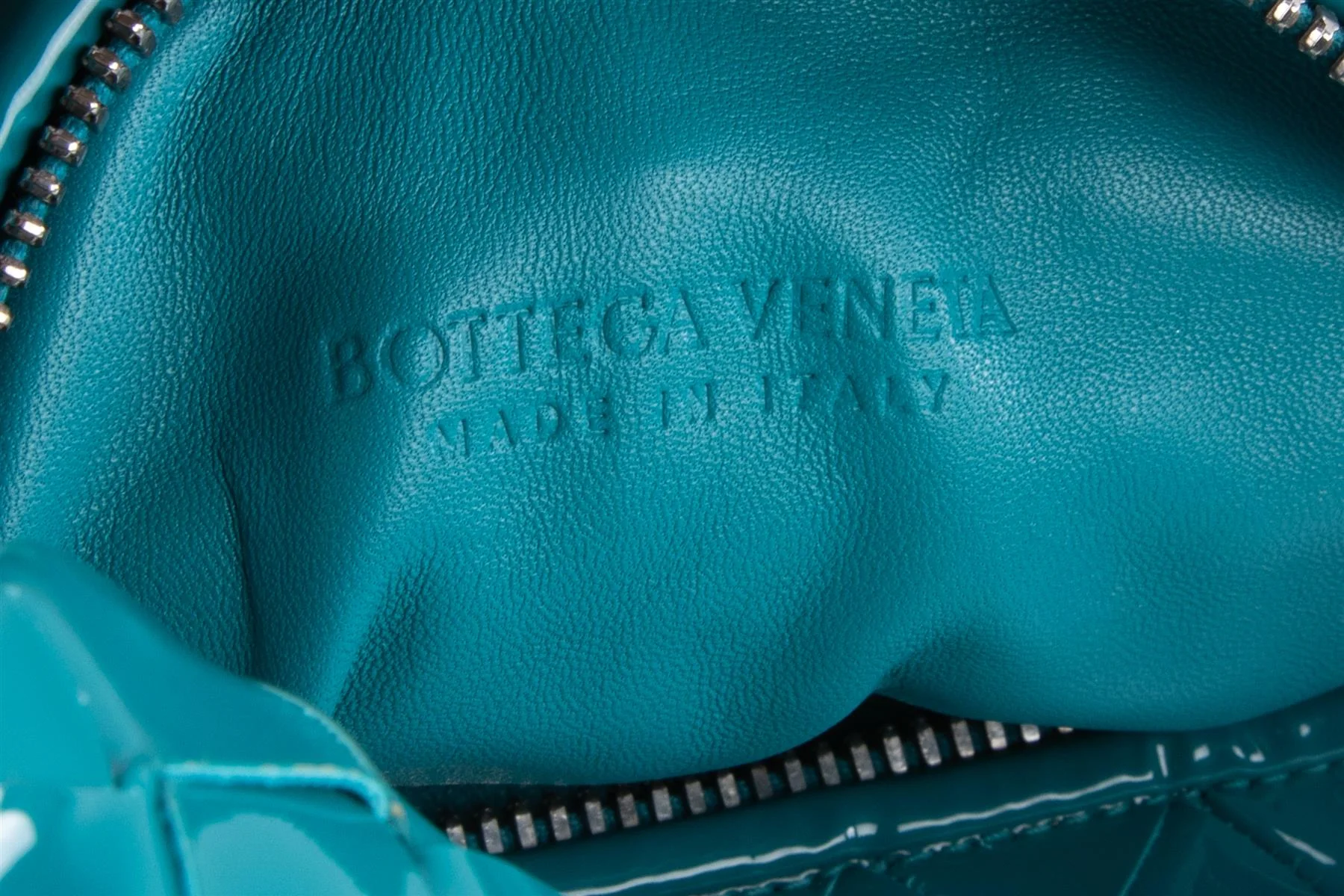 BOTTEGA VENETA BLUE JODIE MINI INTRECCIATO PATENT LEATHER TOTE BAG - Image 6