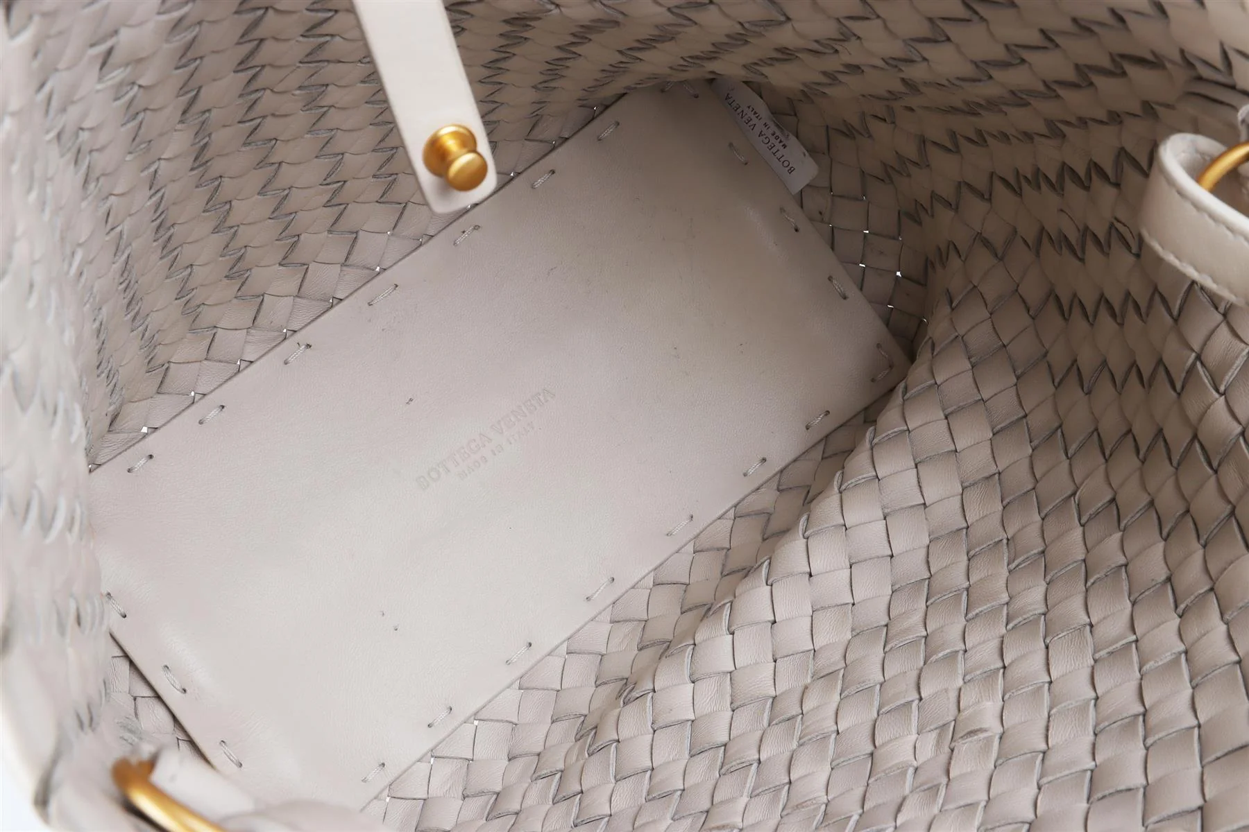 BOTTEGA VENETA ECRU INTRECCIATO LEATHER BUCKET BAG - Image 12