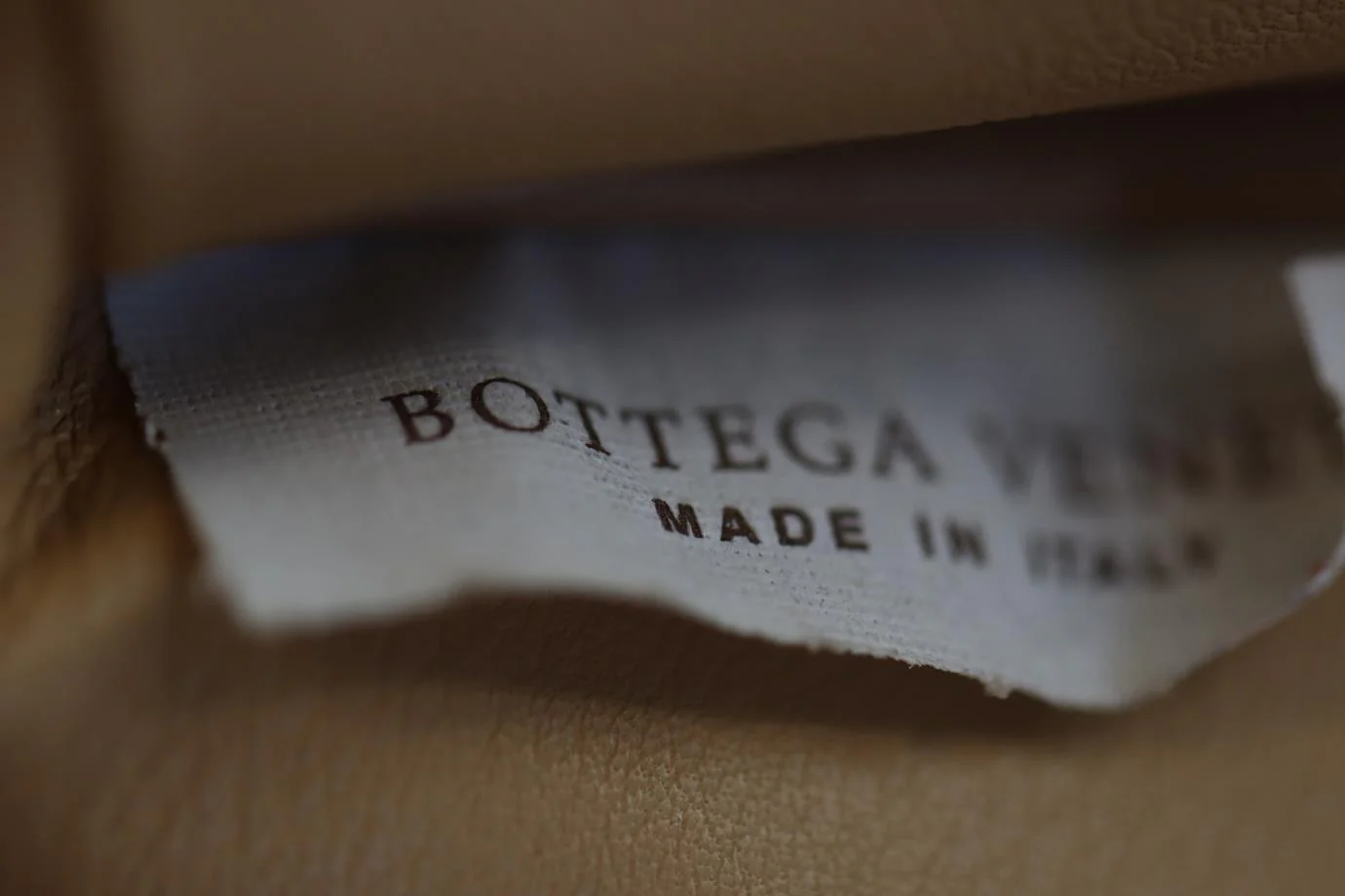 BOTTEGA VENETA THE POUCH LARGE GATHERED LEATHER CLUTCH - Image 10