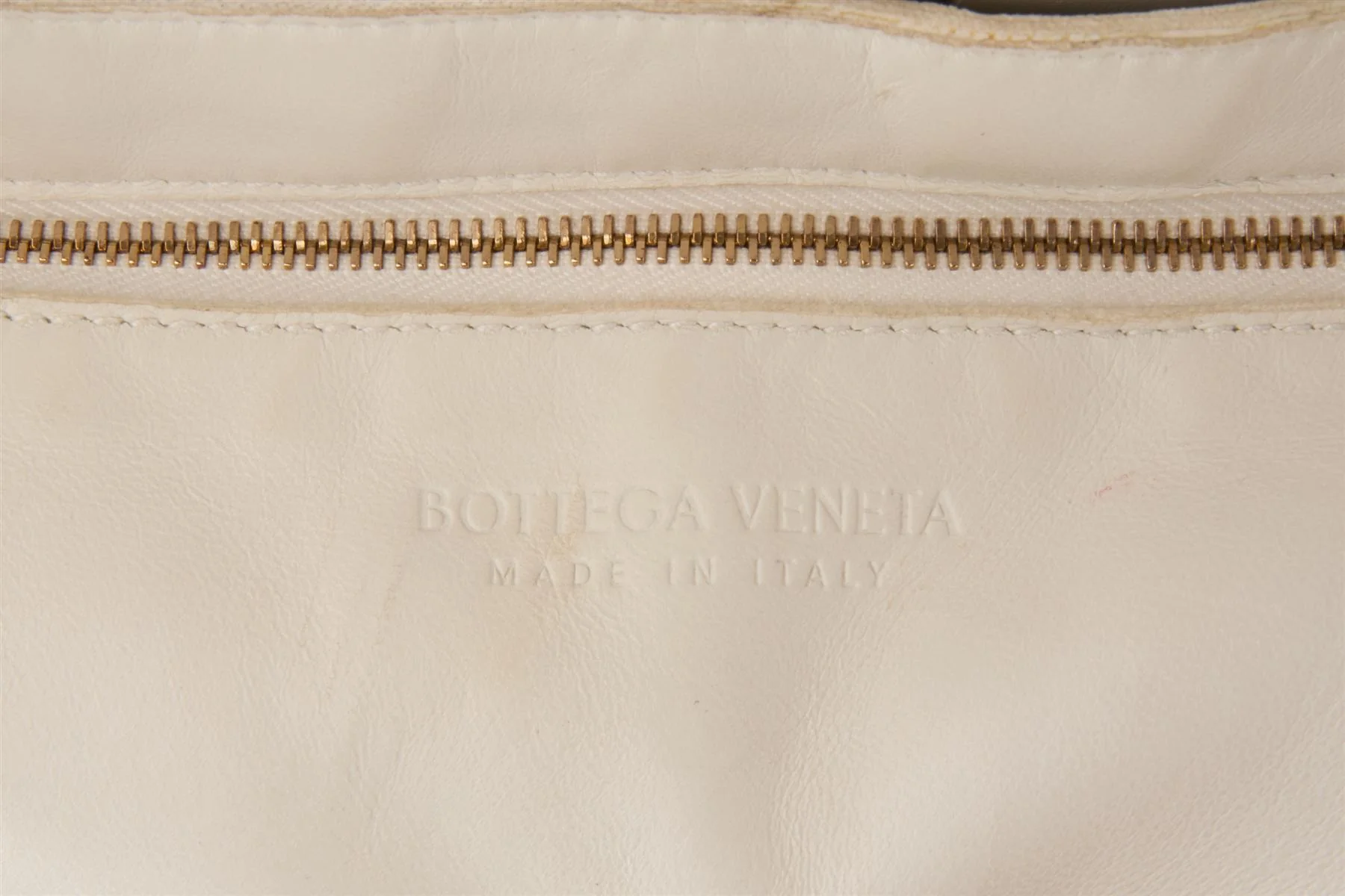 BOTTEGA VENETA WHITE CASSETTE SMALL INTRECCIATO LEATHER SHOULDER BAG - Image 9