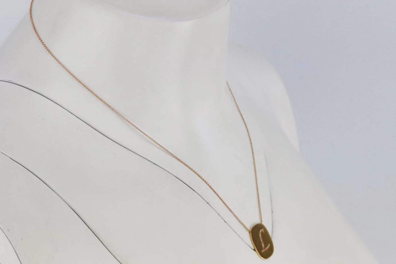 CARBON AND HYDE INITIAL 14K YELLOW GOLD CHAIN NECKLACE - Image 4