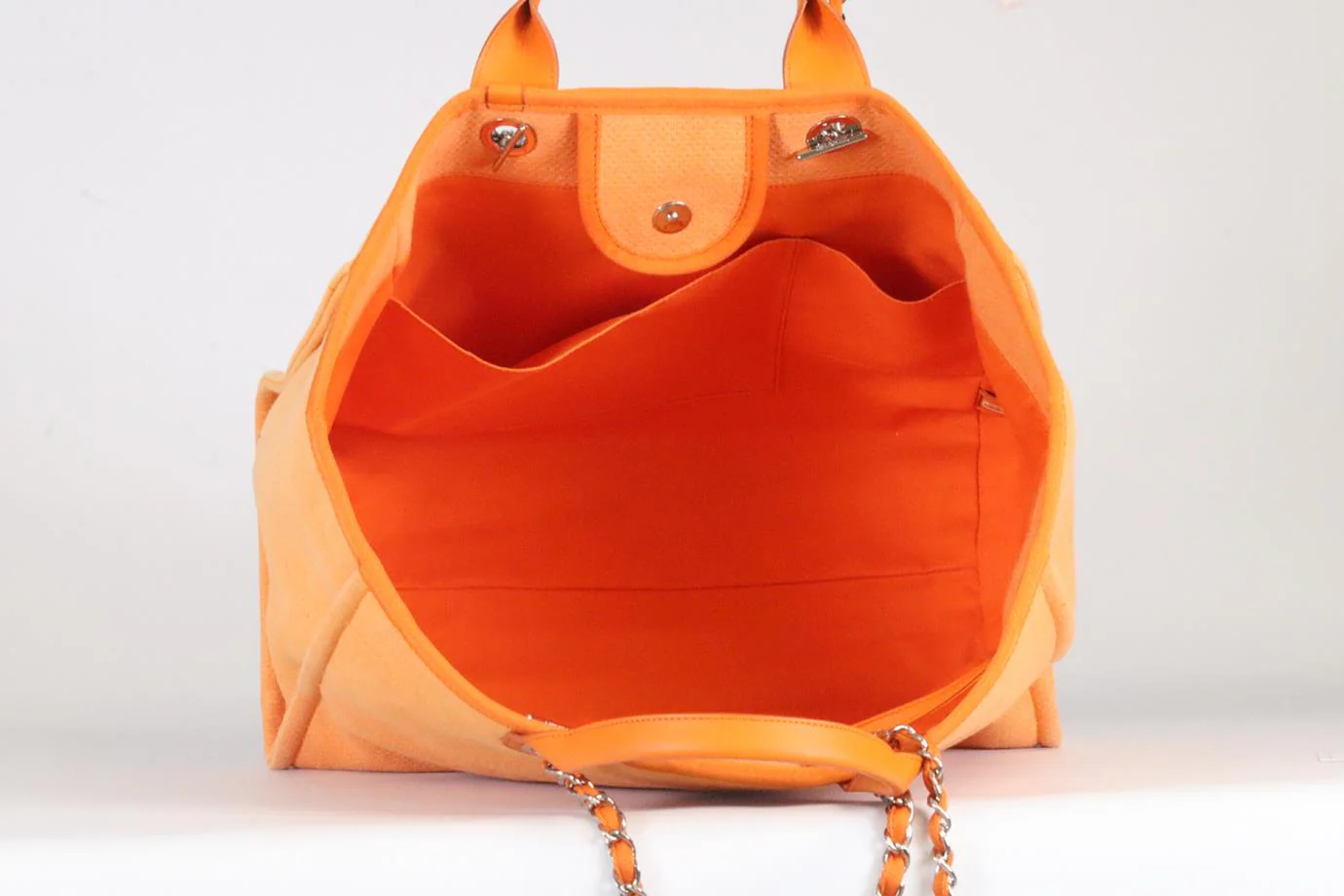 CHANEL 2015 DEAUVILLE MEDIUM CANVAS AND LEATHER TOTE BAG - Image 8