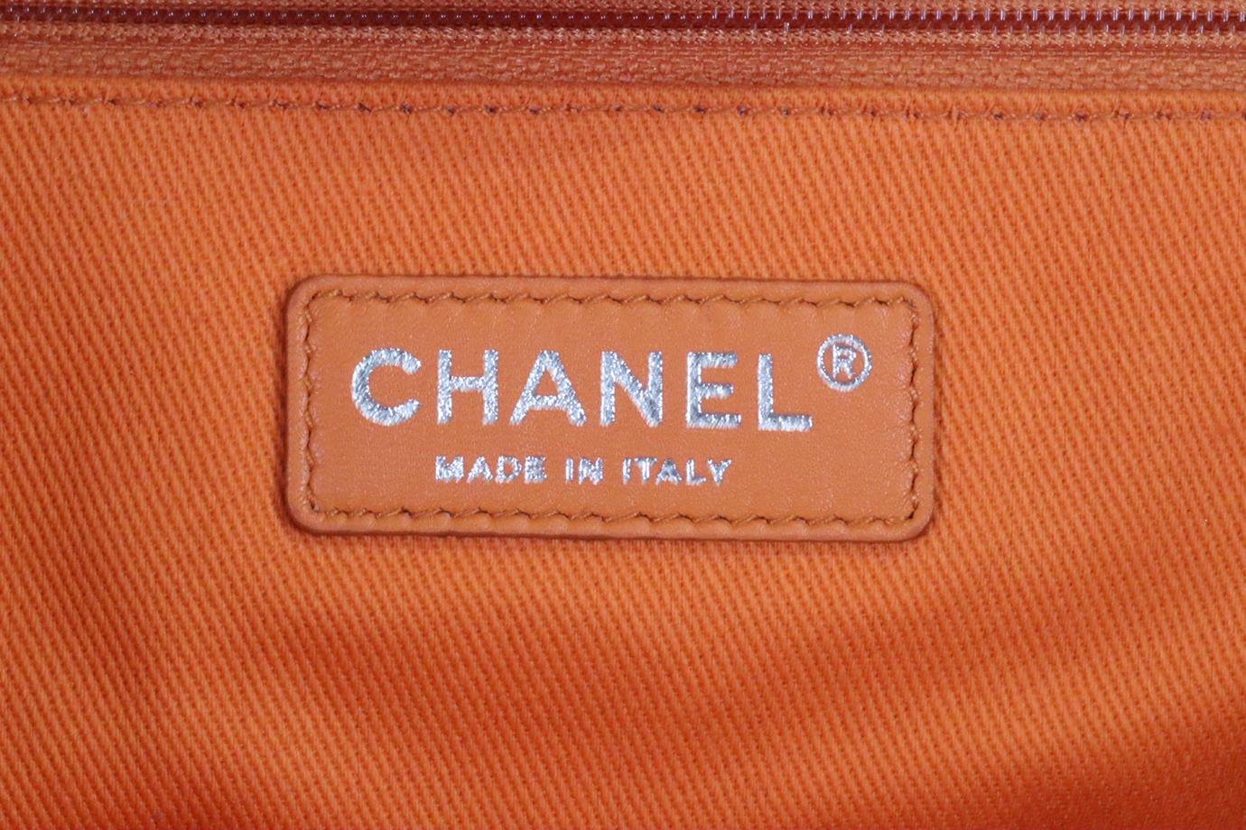 CHANEL 2015 DEAUVILLE MEDIUM CANVAS AND LEATHER TOTE BAG - Image 9