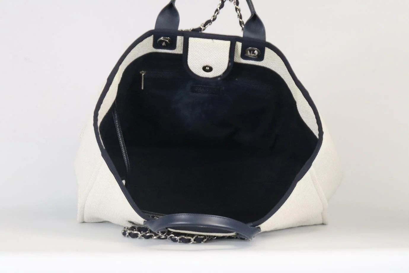 CHANEL 2017 DEAUVILLE LARGE CANVAS AND LEATHER TOTE BAG - Image 11