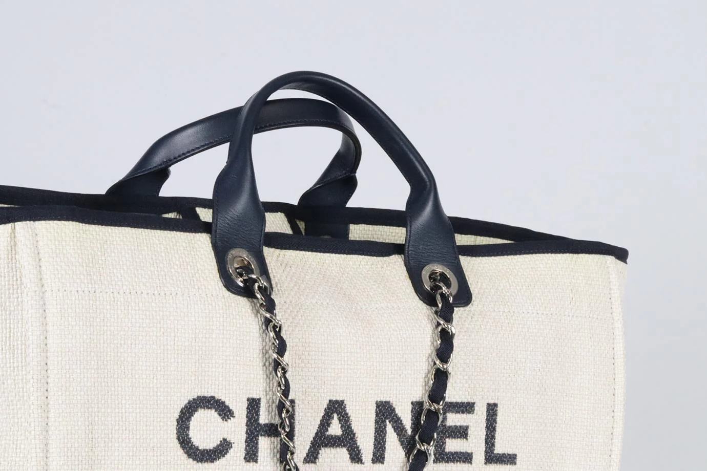 CHANEL 2017 DEAUVILLE LARGE CANVAS AND LEATHER TOTE BAG - Image 7
