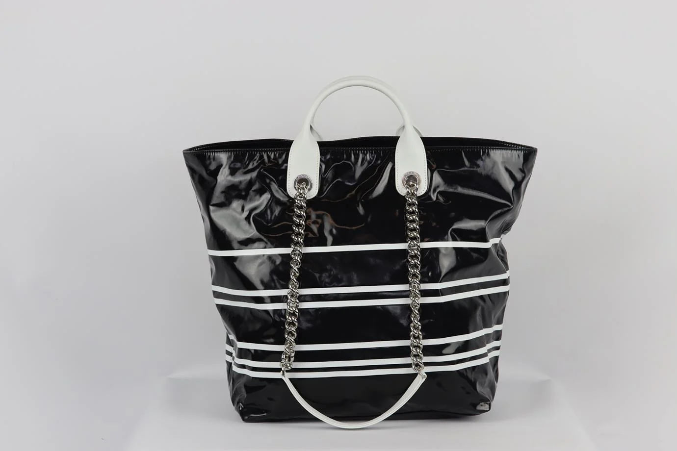 CHANEL 2019 LA PAUSA BAY SMALL COATED CANVAS AND LEATHER TOTE BAG - Image 4