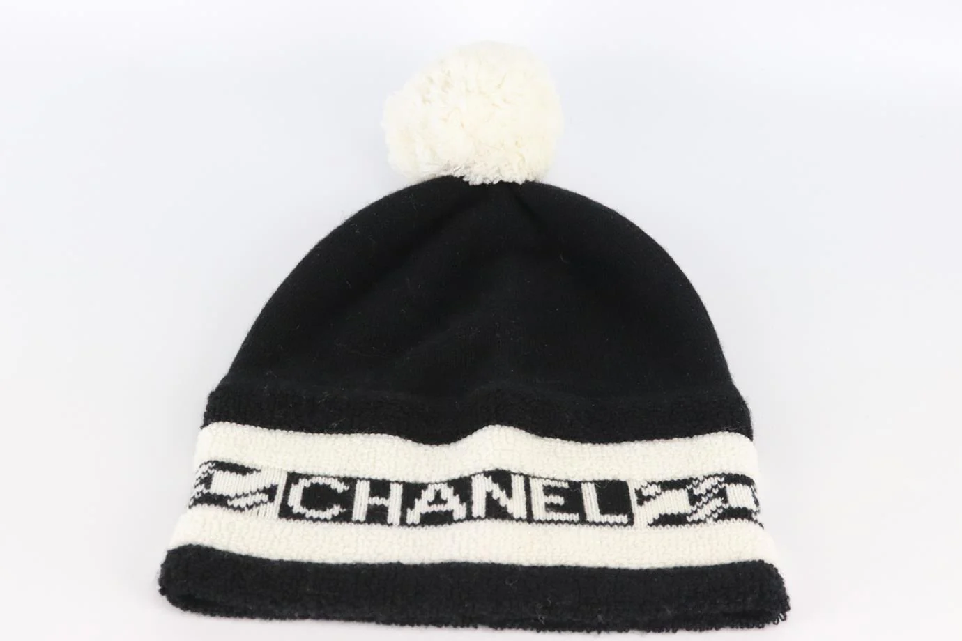 CHANEL 2020 LOGO INTARSIA CASHMERE BEANIE ONE SIZE - Image 2