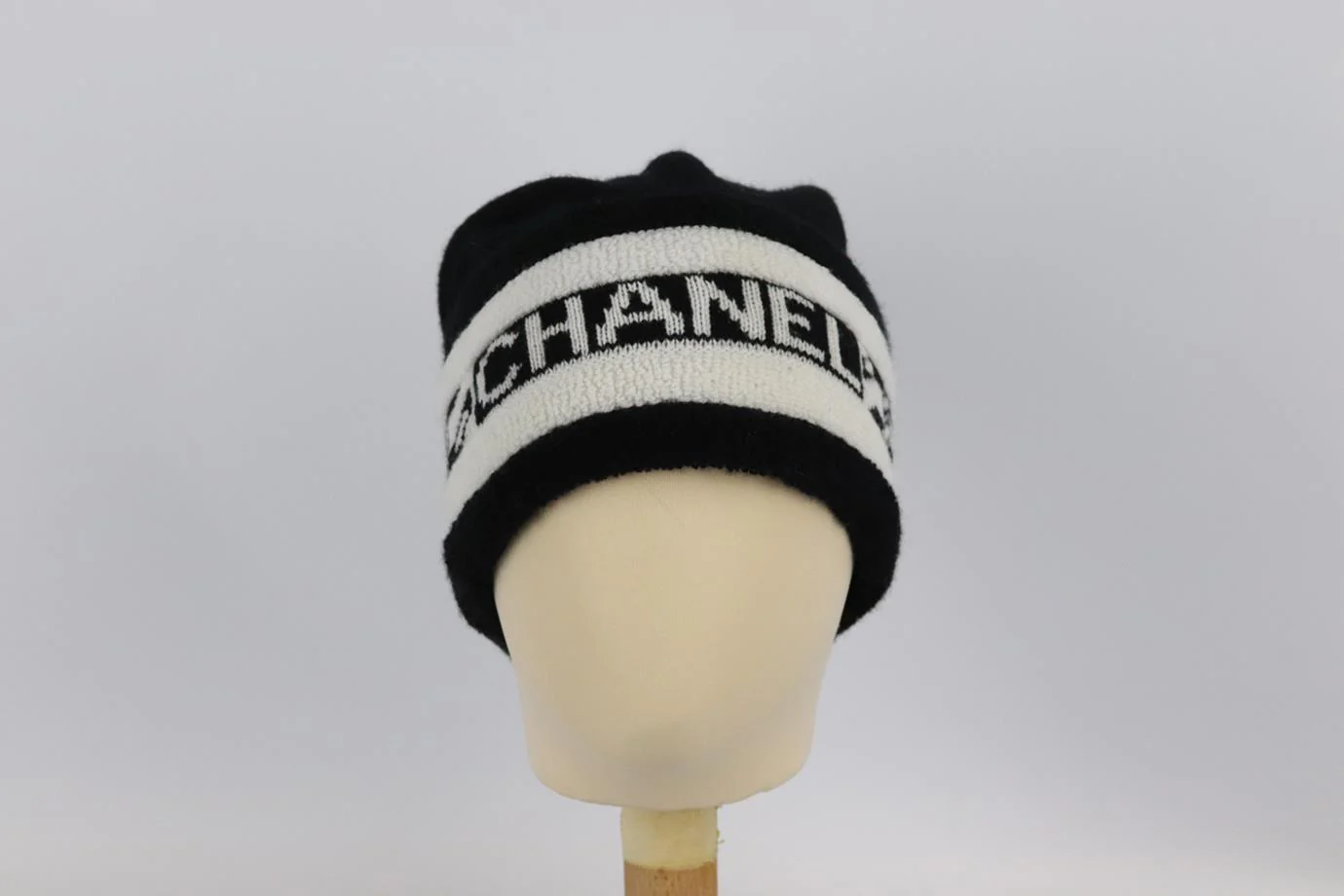 CHANEL 2020 LOGO INTARSIA CASHMERE BEANIE ONE SIZE - Image 3