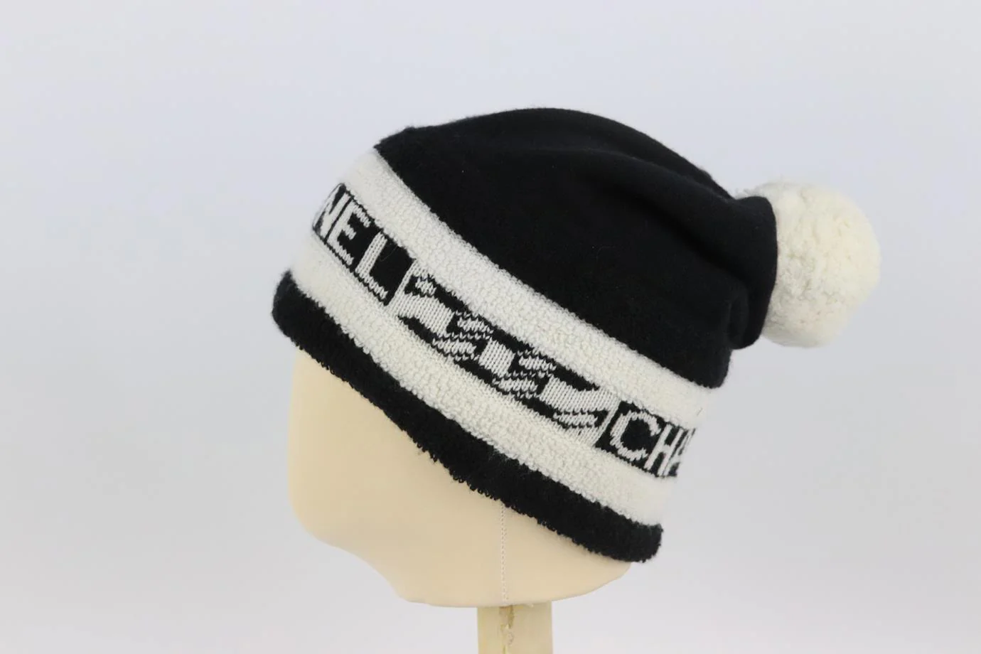 CHANEL 2020 LOGO INTARSIA CASHMERE BEANIE ONE SIZE - Image 4