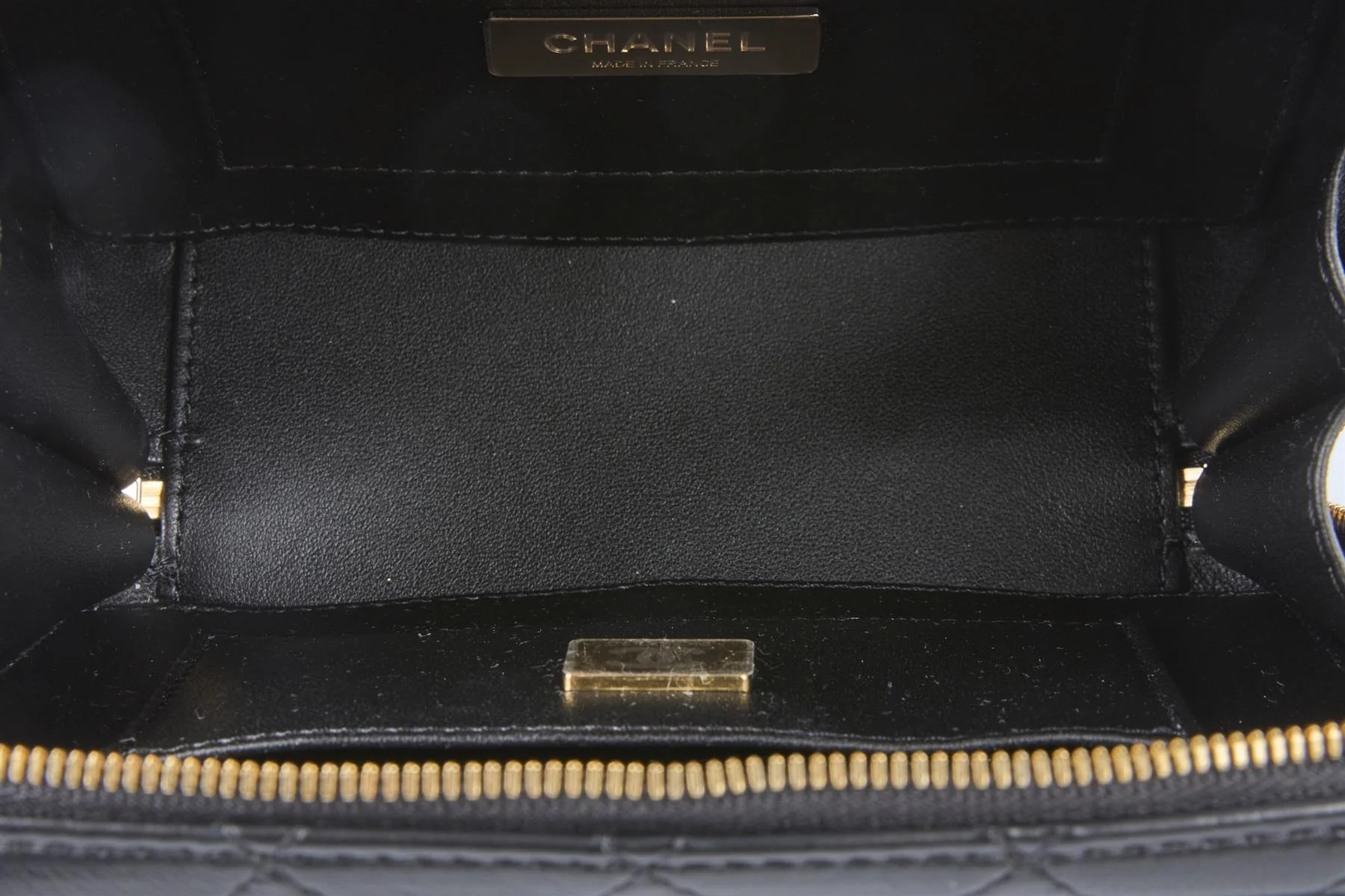 CHANEL BLACK 2024 CAMERA QUILTED LEATHER SHOULDER BAG - Image 12