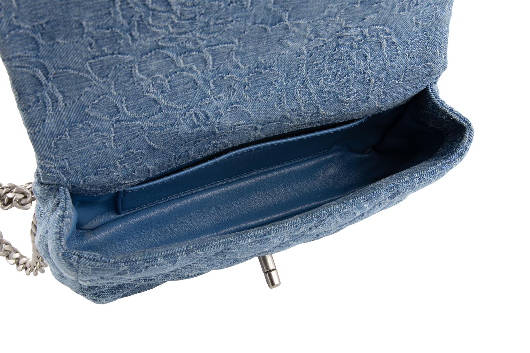 CHANEL BLUE 2023 CAMELLIA SWEETHEART FLAP SMALL QUILTED DENIM SHOULDER BAG - Image 9