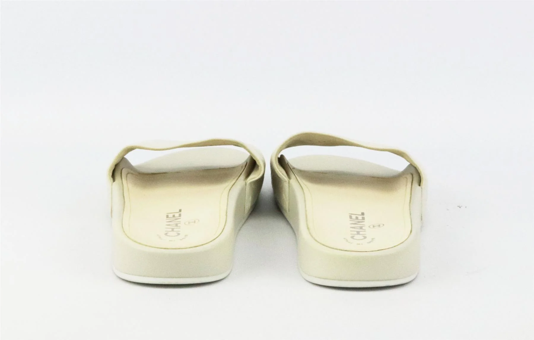 CHANEL CC DETAILED EMBOSSED LEATHER SLIDES EU 38 UK 5 US 8 - Image 4