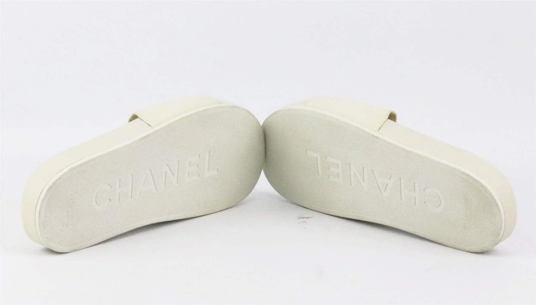 CHANEL CC DETAILED EMBOSSED LEATHER SLIDES EU 38 UK 5 US 8 - Image 5