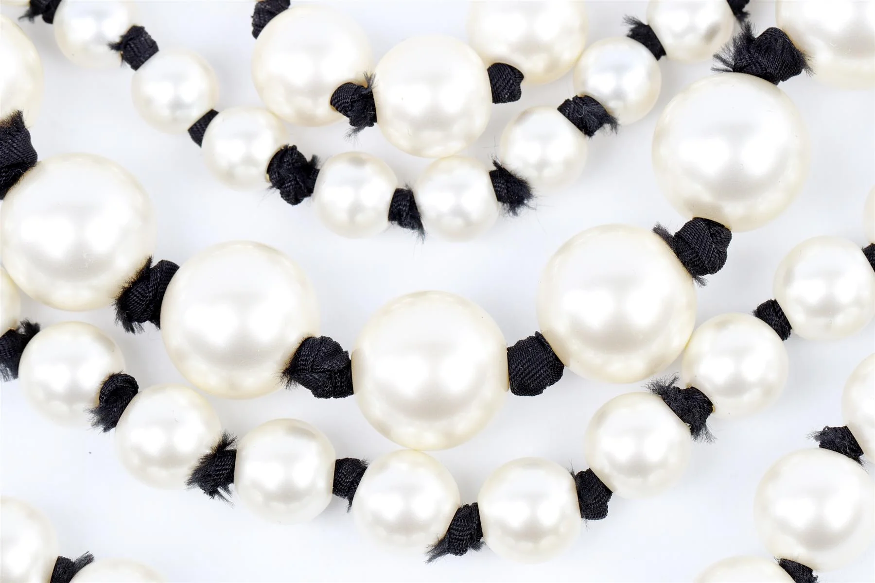 CHANEL IVORY 2016 CC PEARL NECKLACE - Image 4