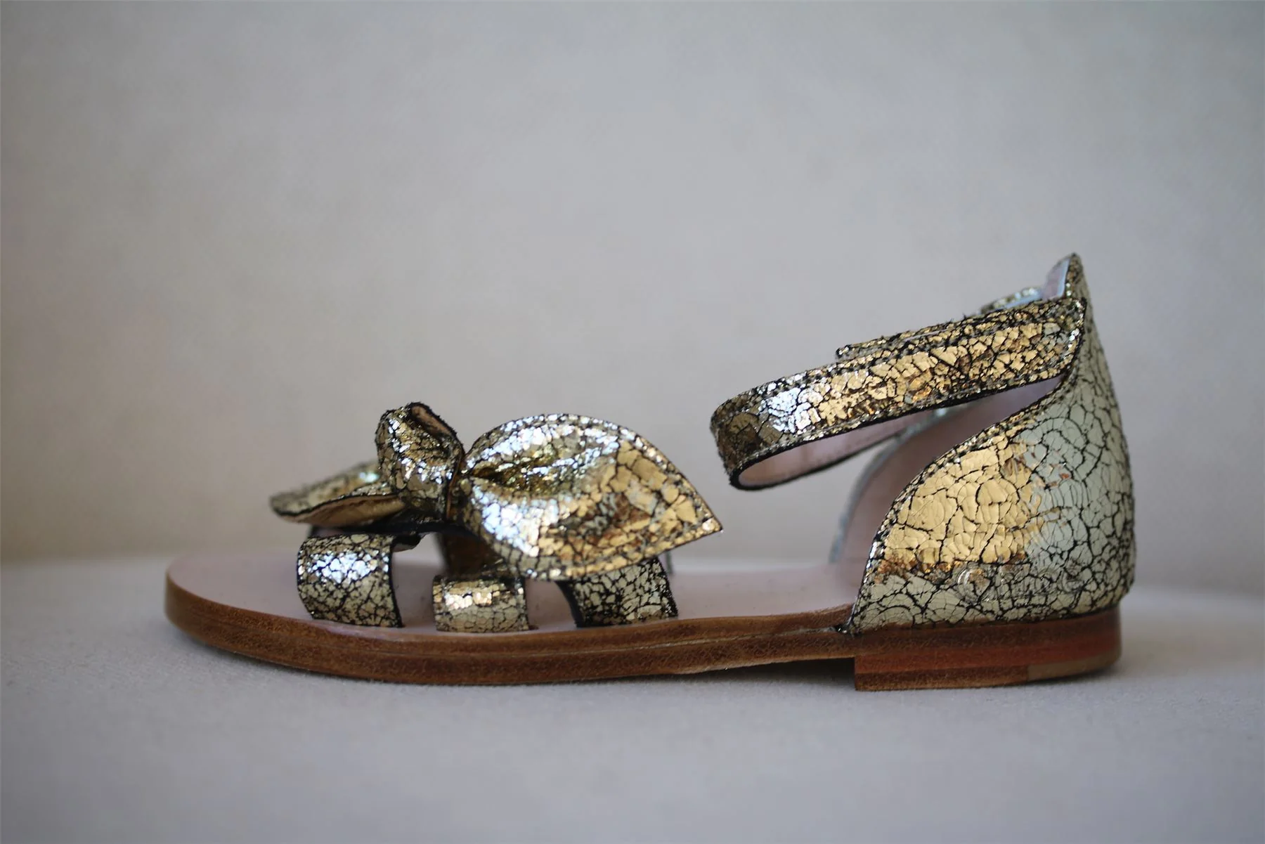 CHLOE GIRLS CRACKED GOLD LEATHER SANDALS EU 25 UK 8 - Image 2