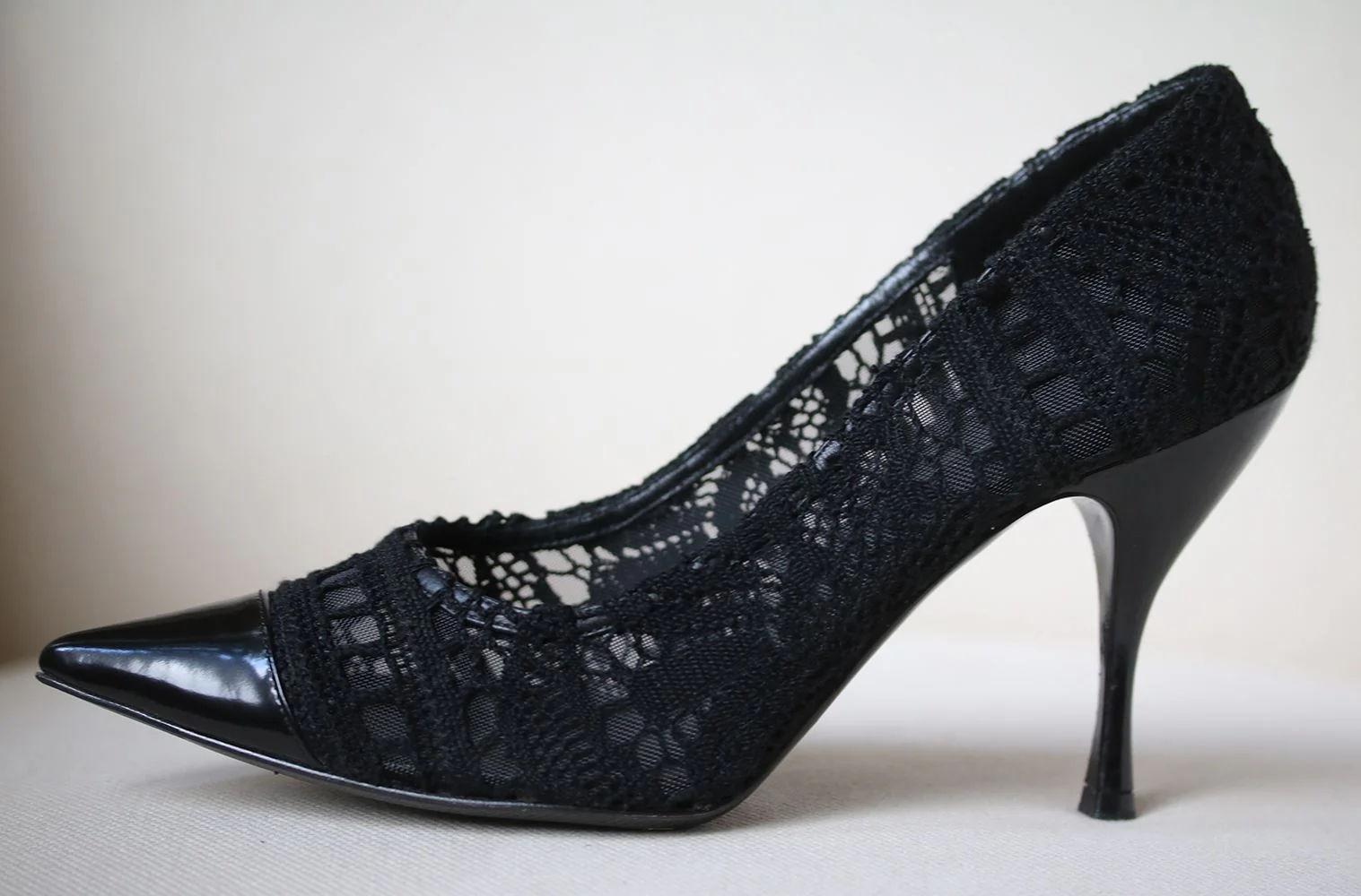 DOLCE AND GABBANA CROCHET MESH POINTED TOE PUMPS EU 39.5 UK 6.5 US 9.5 - Image 2