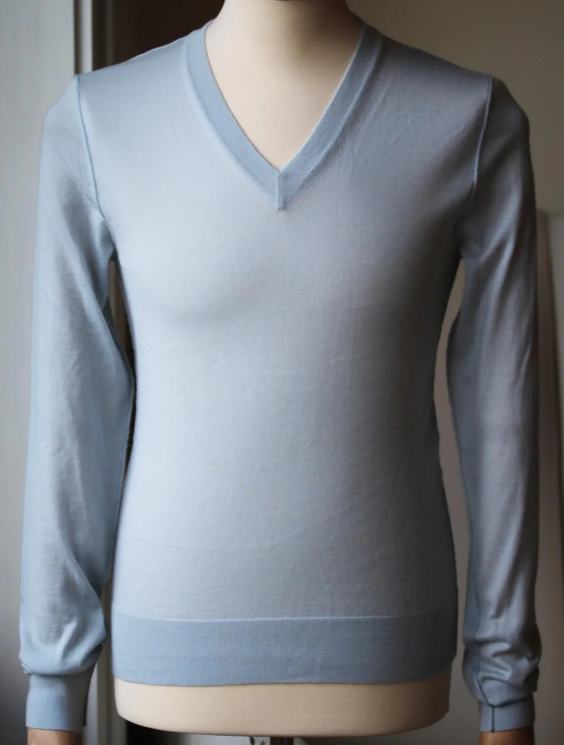 DOLCE AND GABBANA V-NECK CASHMERE KNIT SWEATER IT 46 UK/US 36 - Image 2