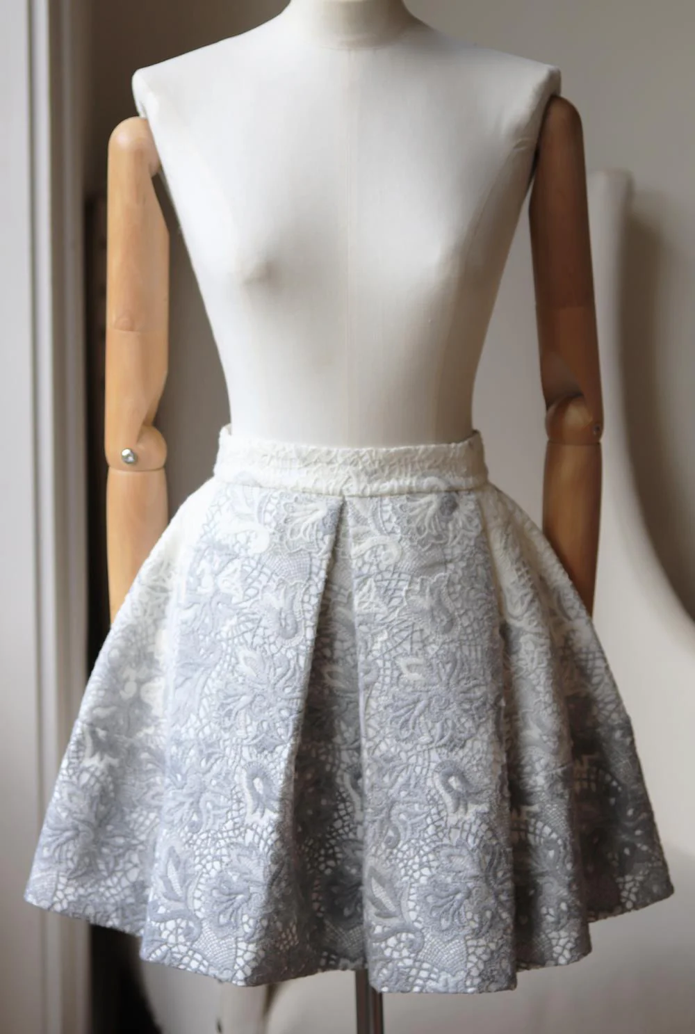 ERMANNO SCERVINO WOOL BLEND GUIPURE LACE MINI SKIRT IT 40 UK 8 - Image 2