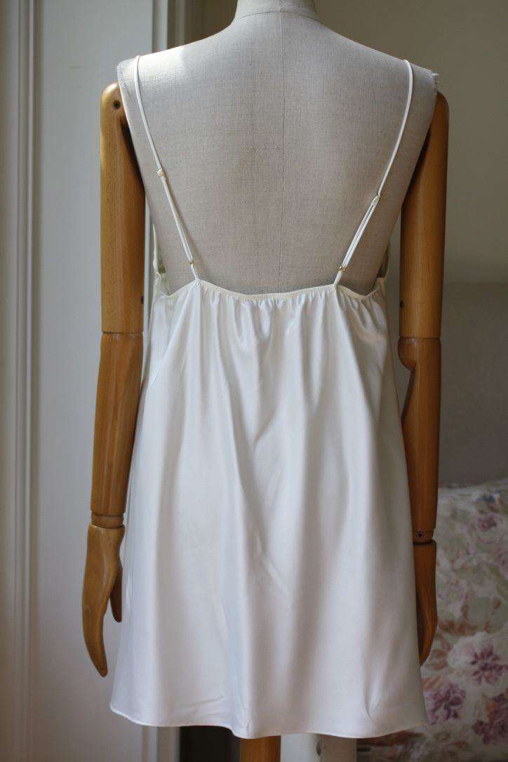 FLORA NIKROOZ DREAMTAKER CHEMISE AND ROBE SMALL/LARGE - Image 10