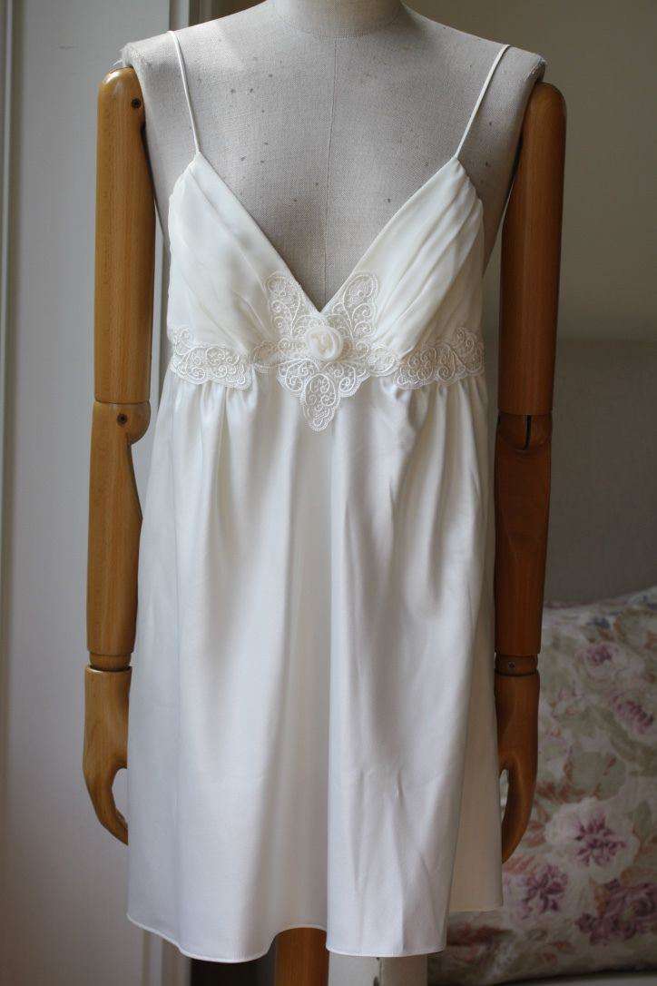 FLORA NIKROOZ DREAMTAKER CHEMISE AND ROBE SMALL/LARGE - Image 4