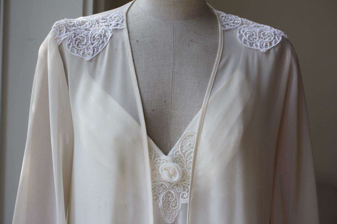 FLORA NIKROOZ DREAMTAKER CHEMISE AND ROBE SMALL/LARGE - Image 5