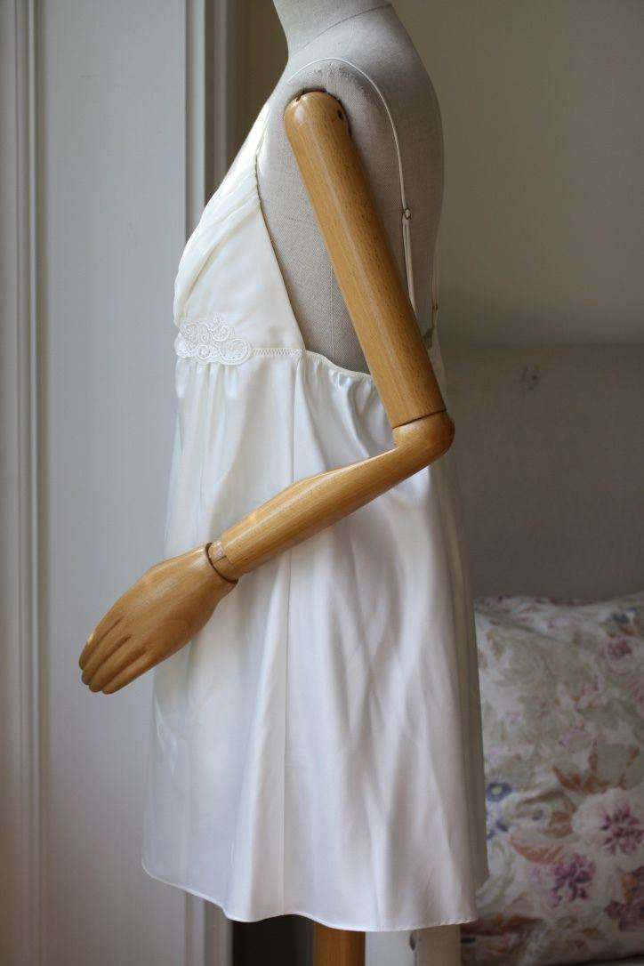 FLORA NIKROOZ DREAMTAKER CHEMISE AND ROBE SMALL/LARGE - Image 8