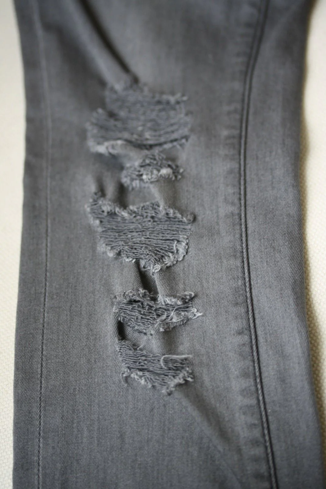 FRAME LE SKINNY DE JEANNE GREYS INN RIP JEANS W25 UK 6/8 - Image 4