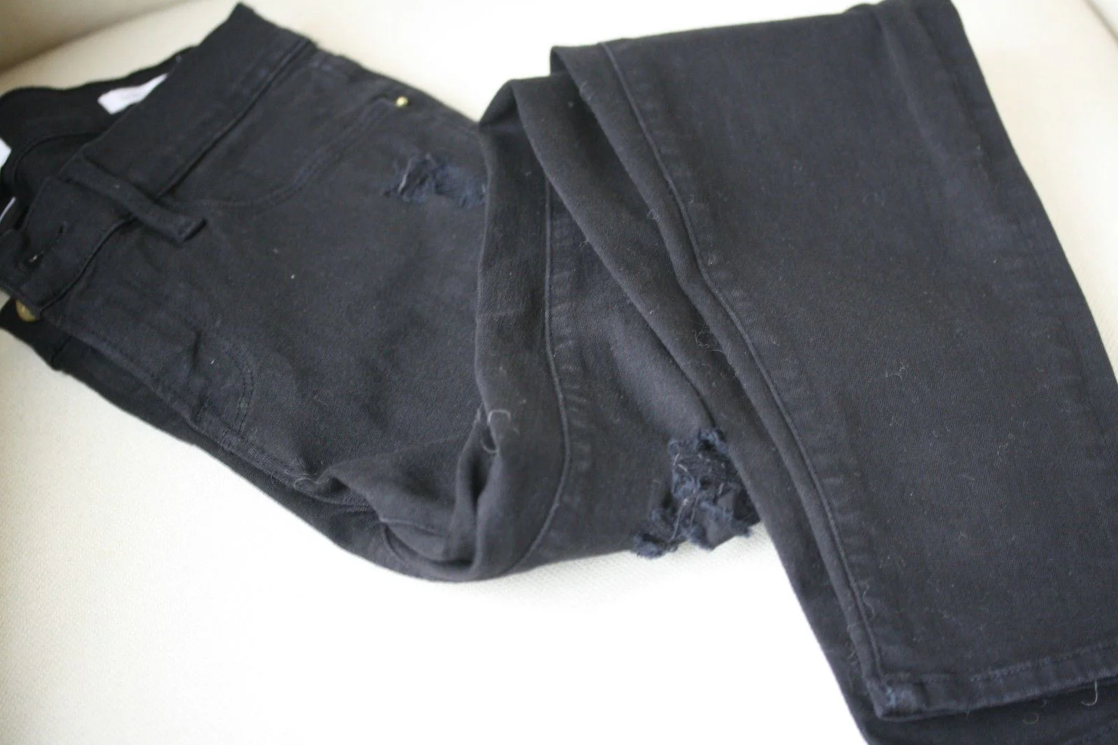 FRAME LE SKINNY DE JEANNE RIPPED BLACK JEANS W25 UK 6/8 - Image 2