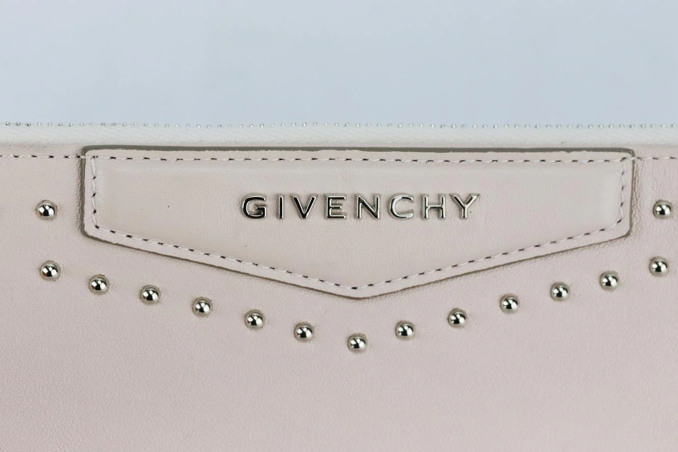 GIVENCHY ANTIGONA MEDIUM STUDDED LEATHER CLUTCH - Image 5