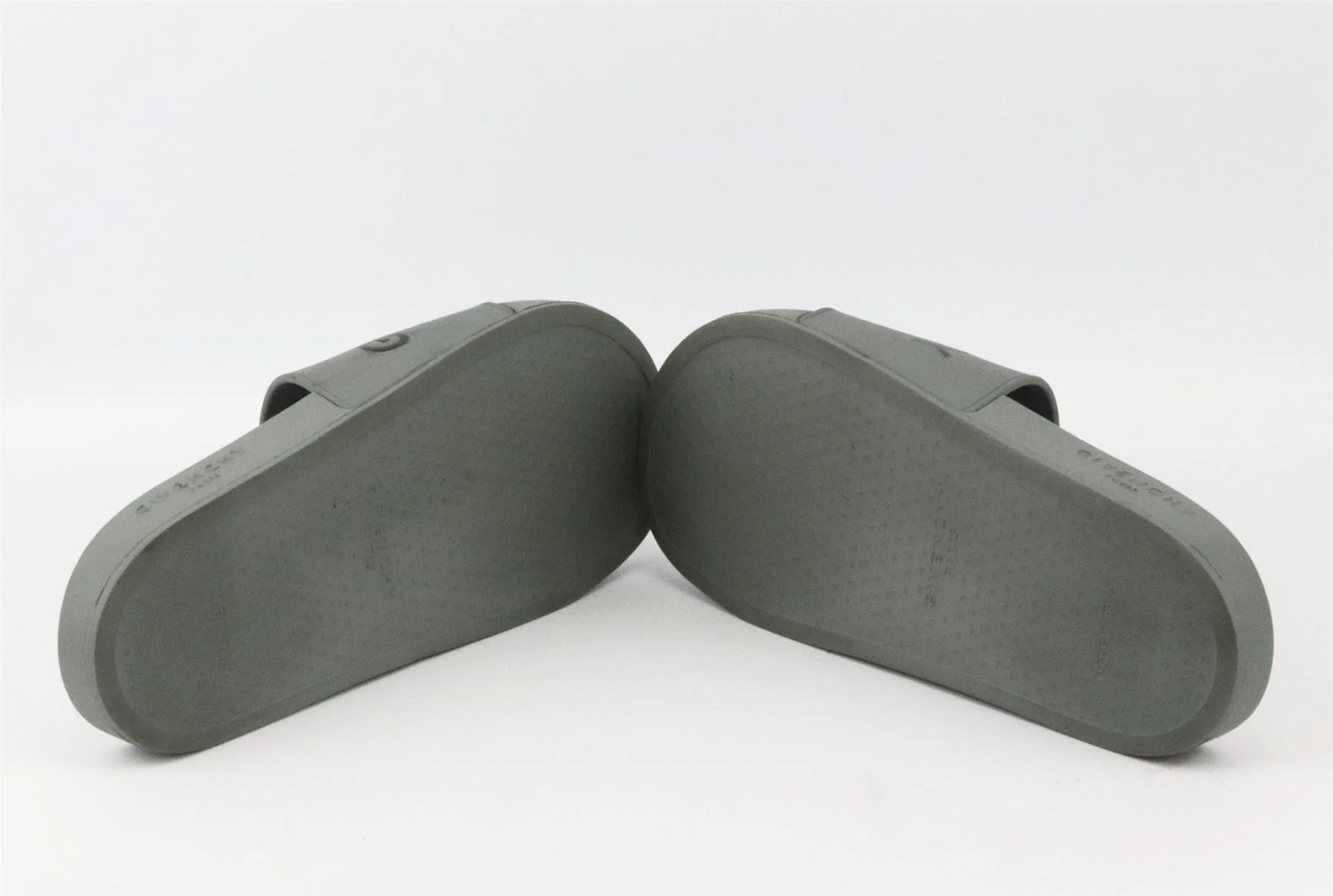 GIVENCHY LOGO PRINT RUBBER SLIDES EU 39 UK 6 US 9 - Image 5