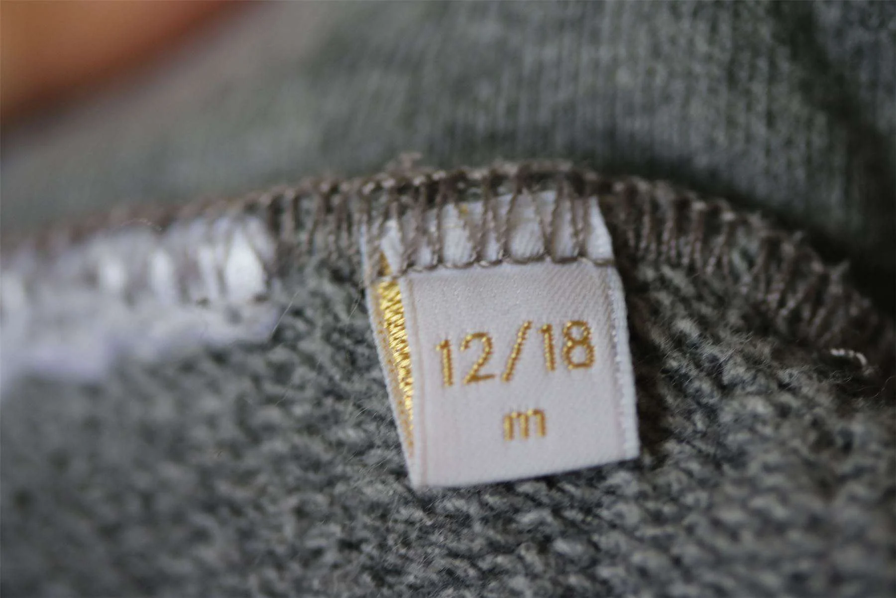GUCCI BABY BOYS GREY & GOLD STAR TRACKSUIT TROUSERS 12-18 MONTHS - Image 4