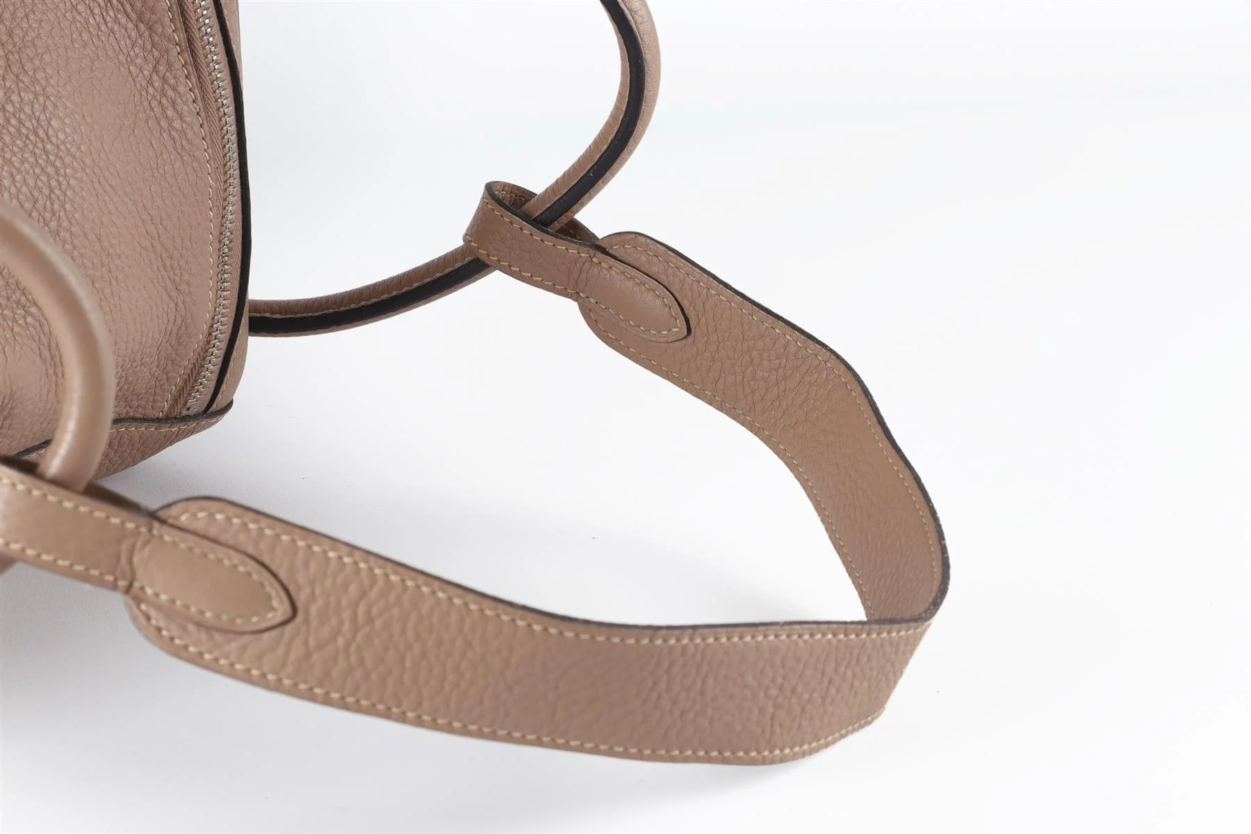 HERMÈS 2008 LINDY 26 CM CLEMENCE LEATHER SHOULDER BAG IN ETOUPE - Image 10
