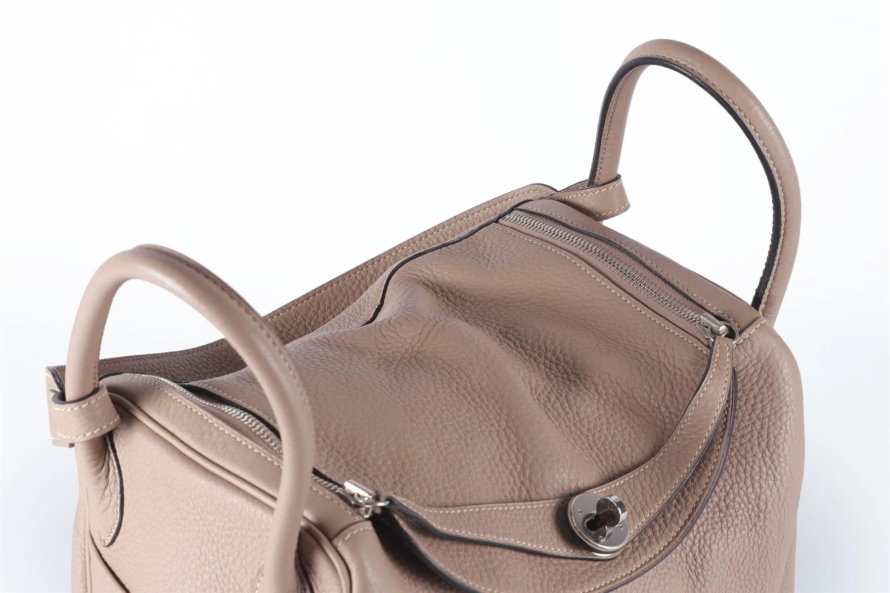 HERMÈS 2008 LINDY 26 CM CLEMENCE LEATHER SHOULDER BAG IN ETOUPE - Image 8