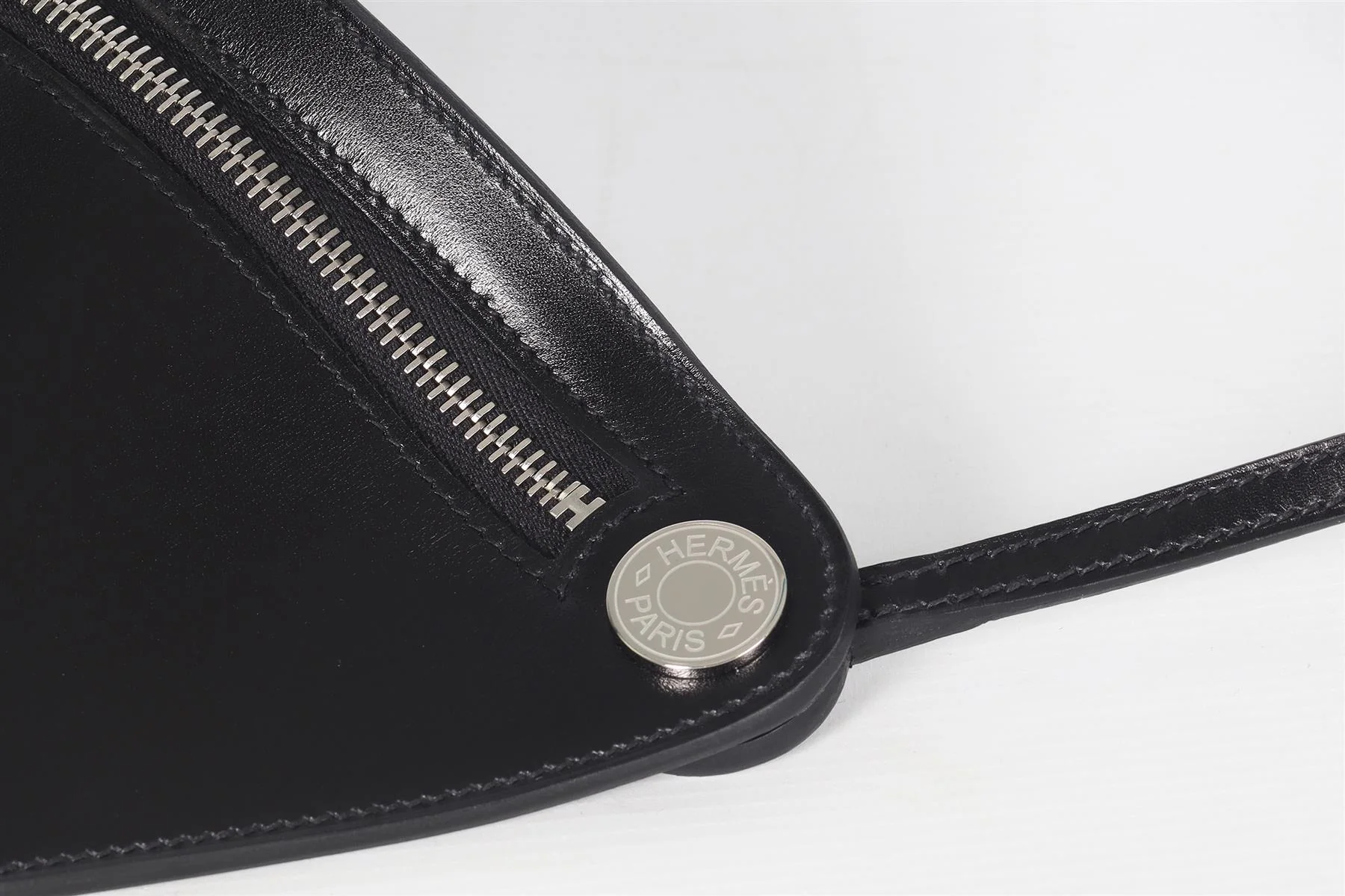 HERMÈS BLACK 2024 PETITE COURSE BOX LEATHER SHOULDER BAG IN NOIR - Image 8