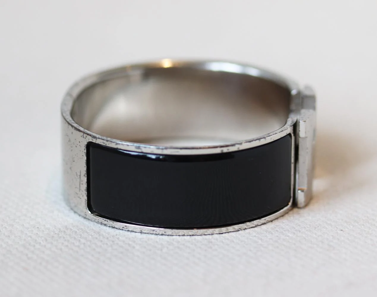 HERMÈS CLIC CLAC H ENAMEL AND PALLADIUM PLATED BRACELET - Image 4