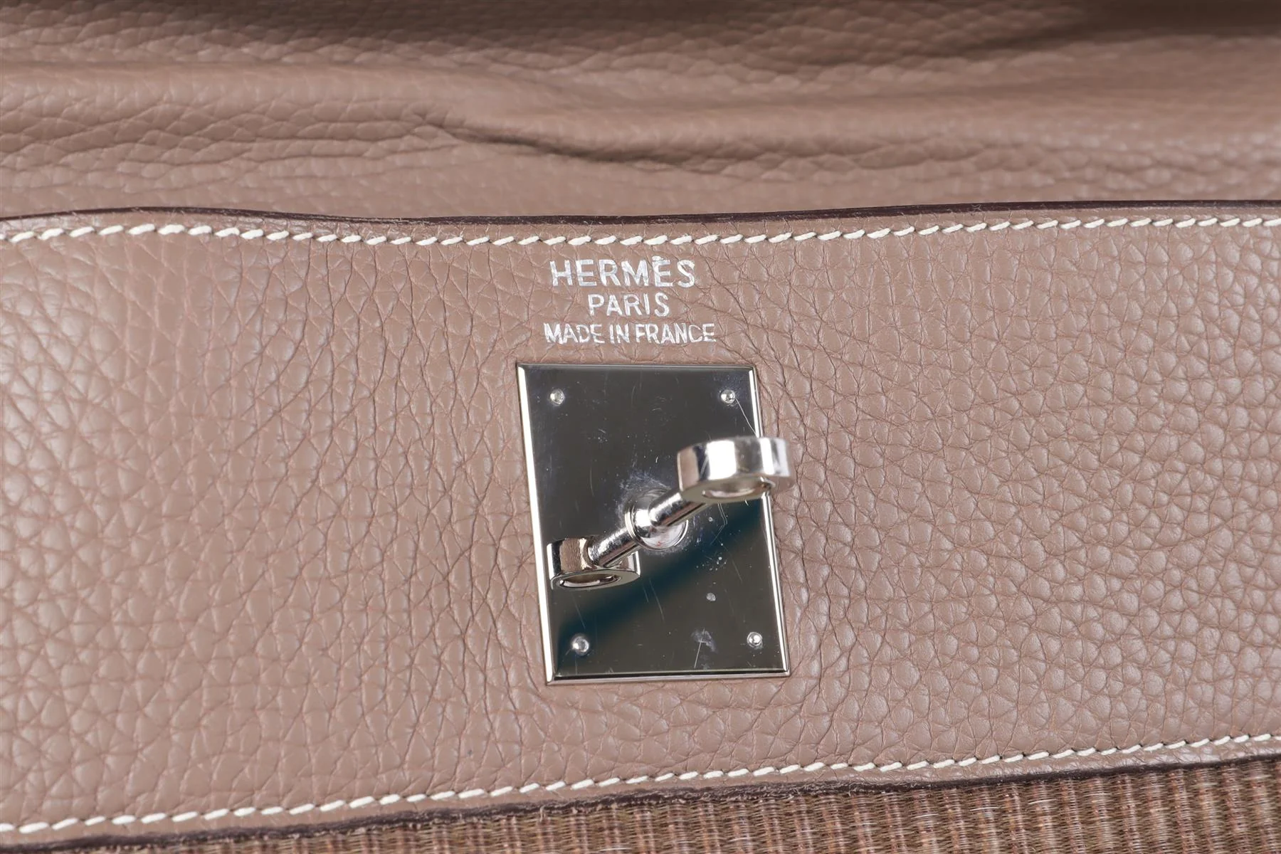 HERMÈS  TAUPE 2005 KELLY 35 CM CLEMENCE LEATHER AND HORSEHAIR BAG IN ETOUPE - Image 10
