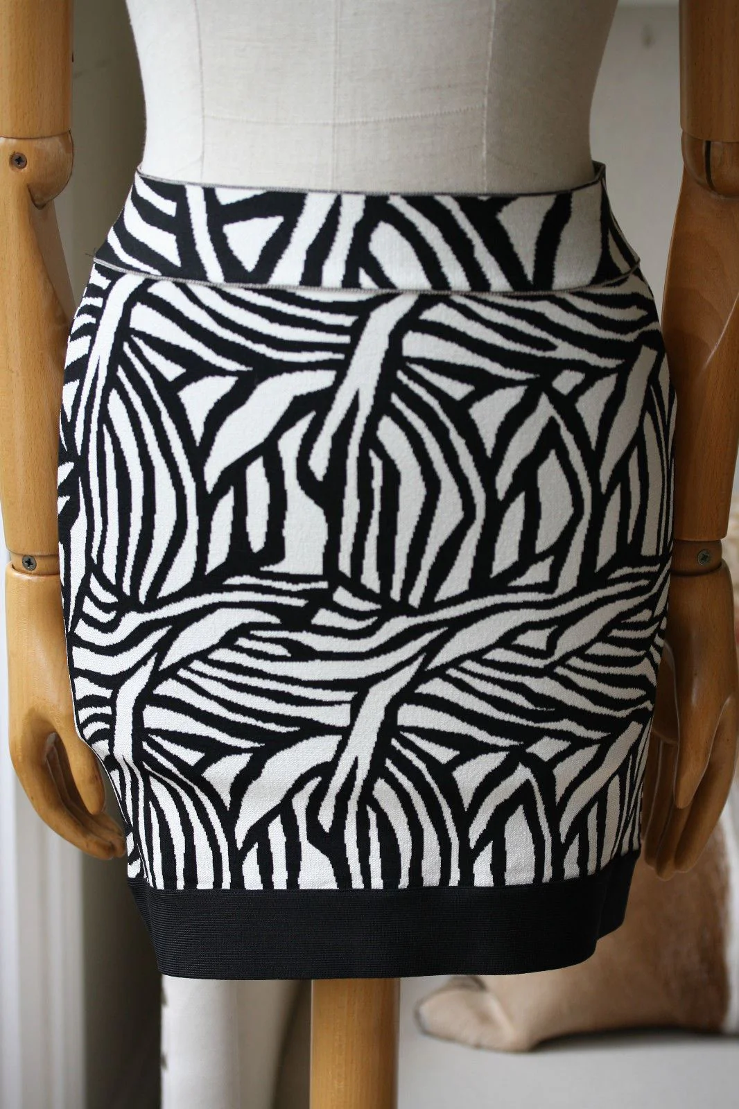 HERVE LEGER GALENA JACQUARD SKIRT SMALL - Image 2
