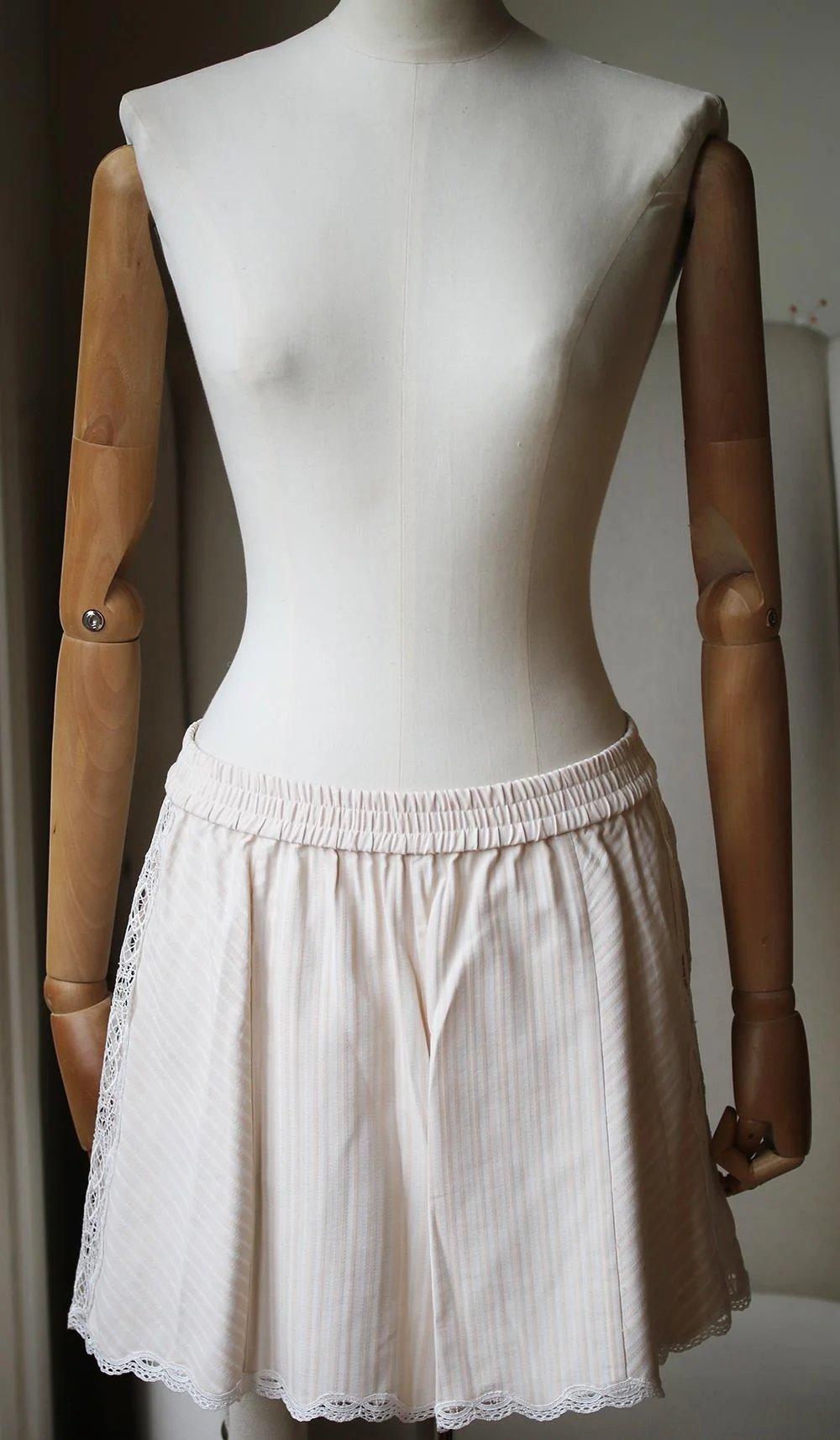 JONATHAN SIMKHAI LACE TRIMMED FLARED SHORTS MEDIUM - Image 4